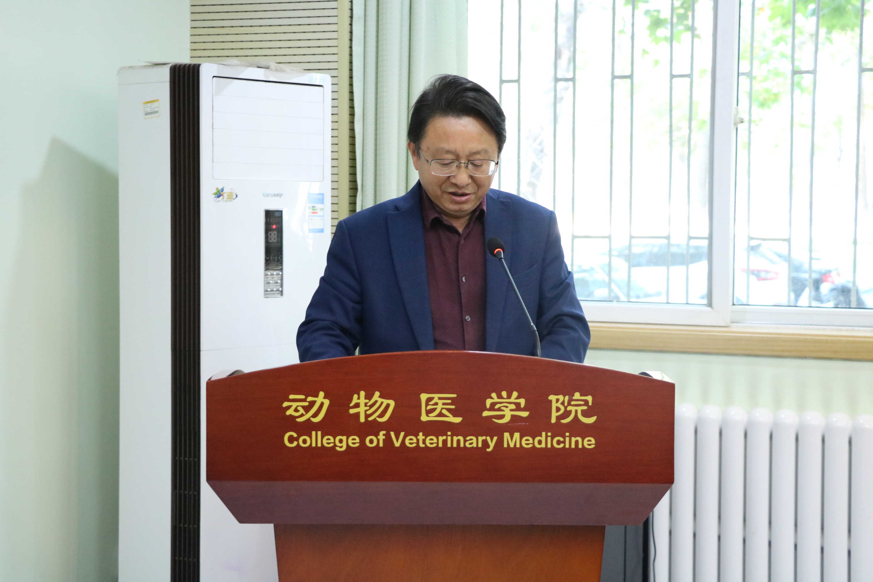经理杨增岐主持会议_副本.jpg