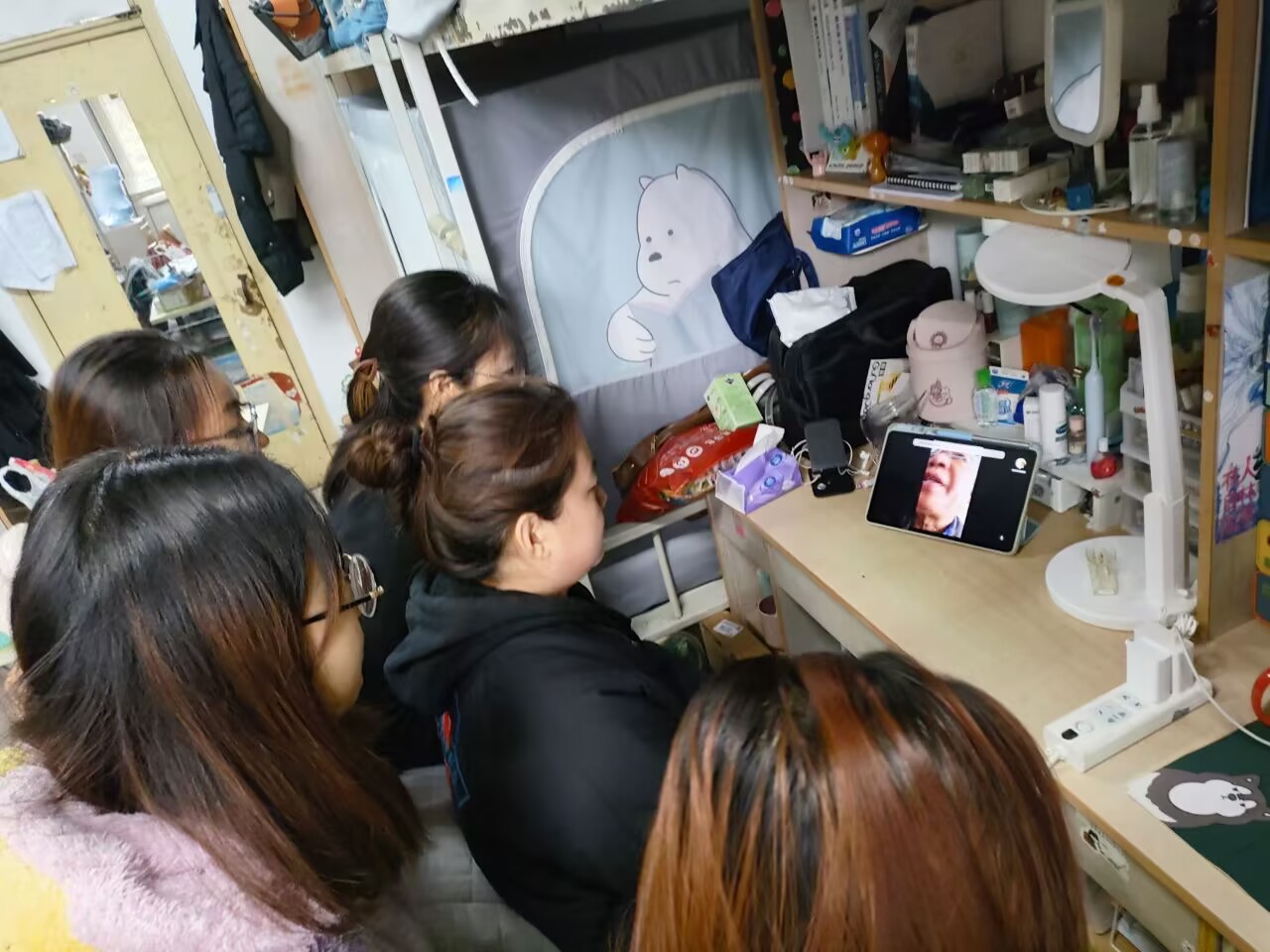 员工认真聆听交流会.jpg