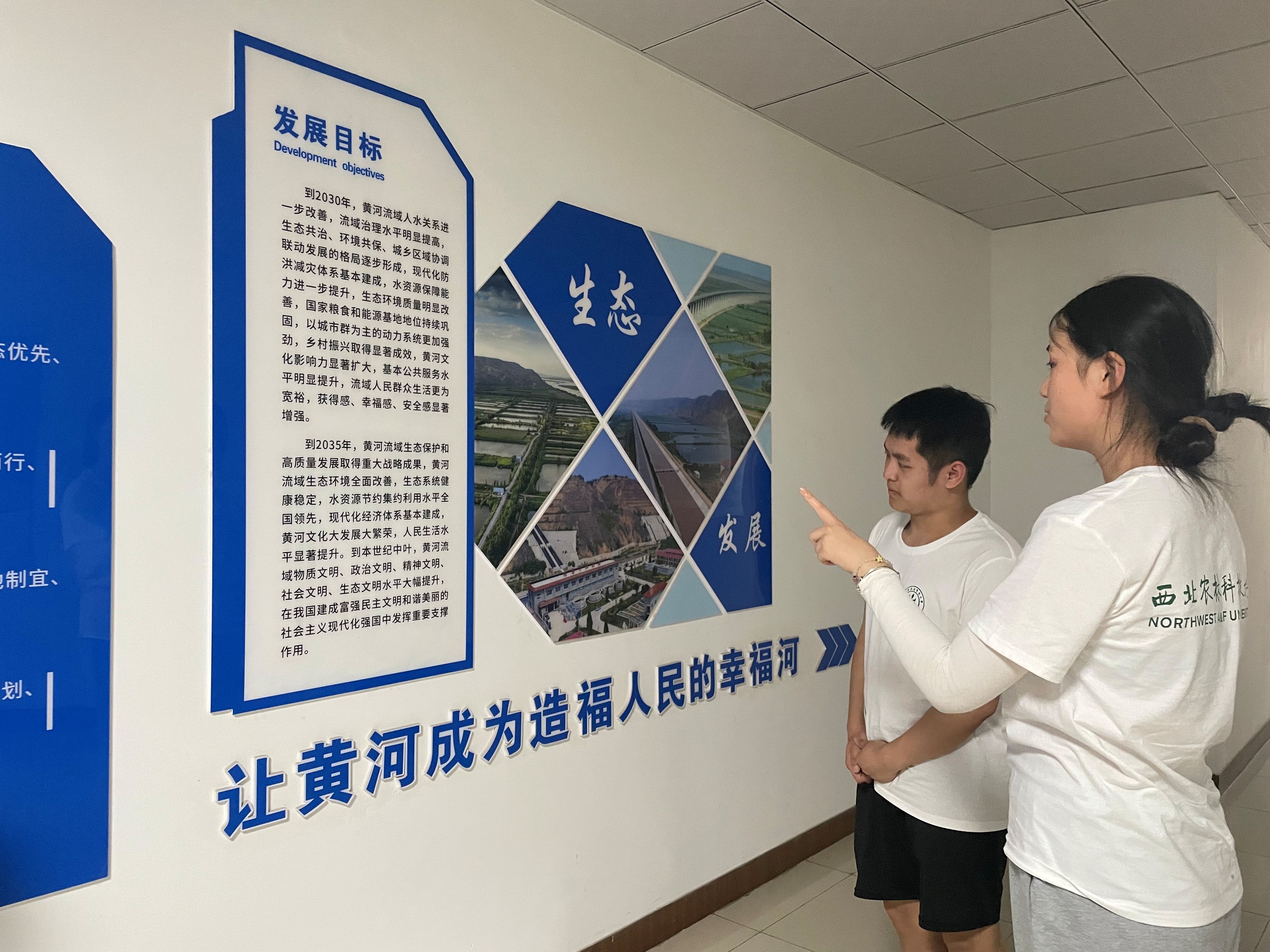 团队成员参观东雷抽黄一级站.jpg