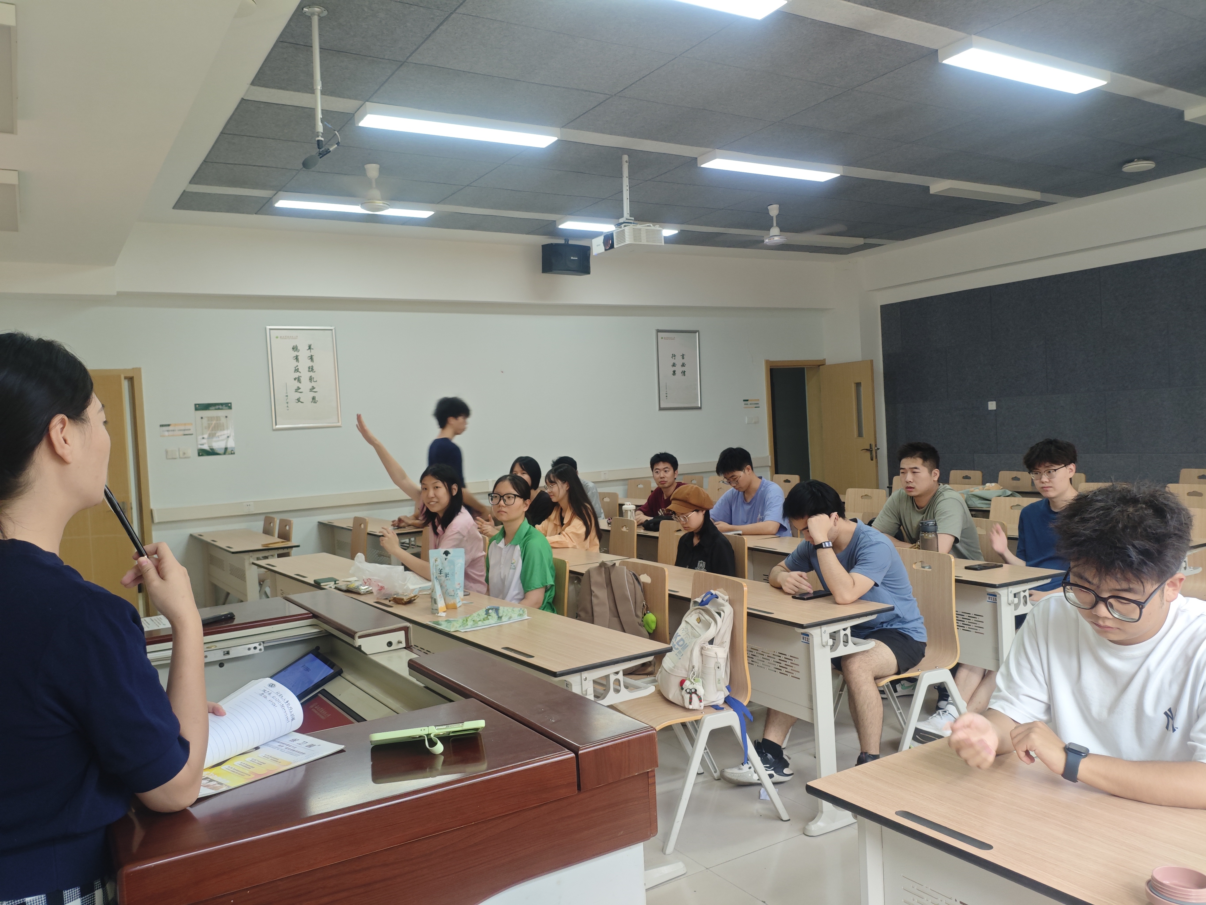 员工踊跃提问.jpg