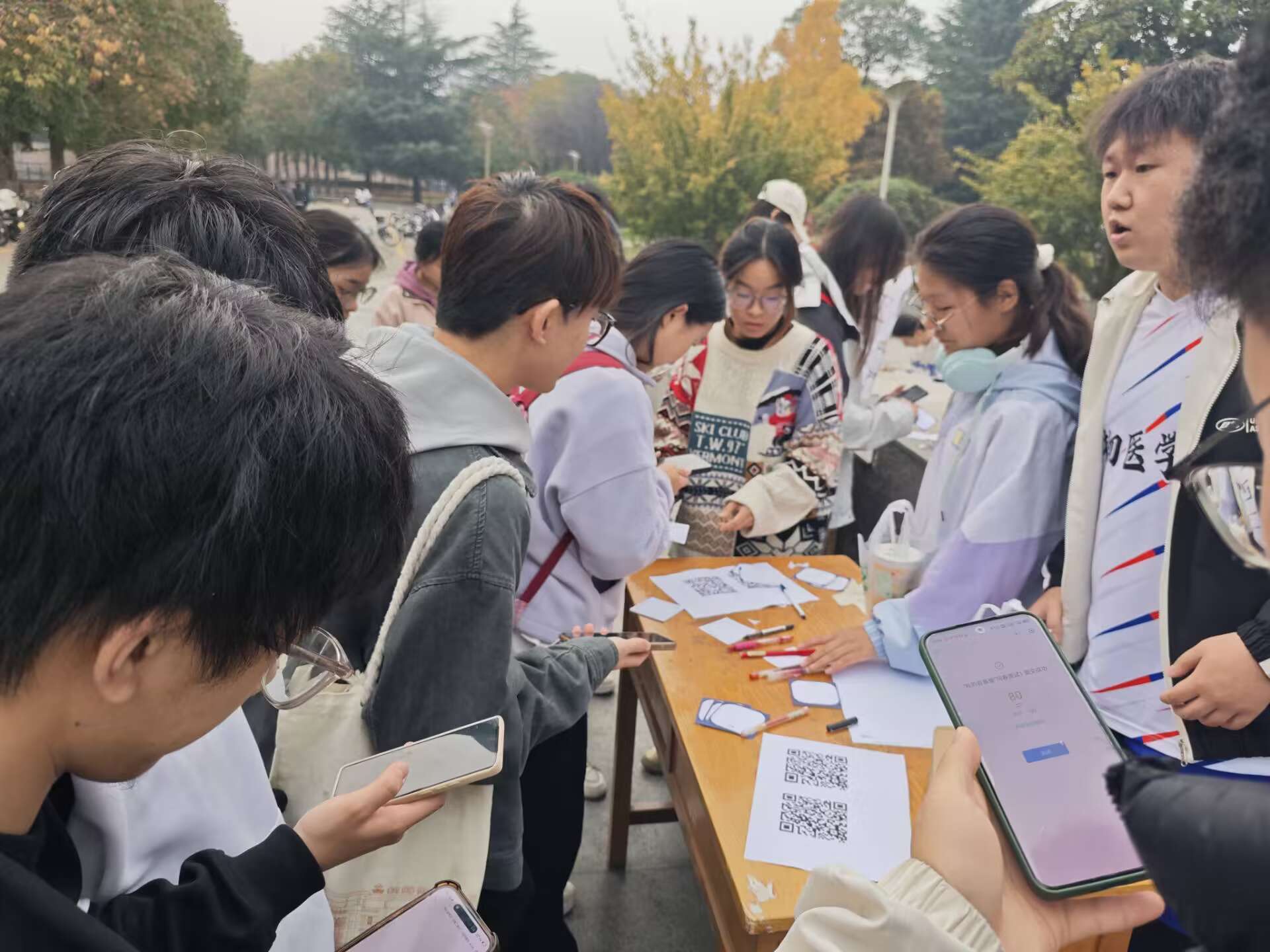 员工积极参与答题.jpg