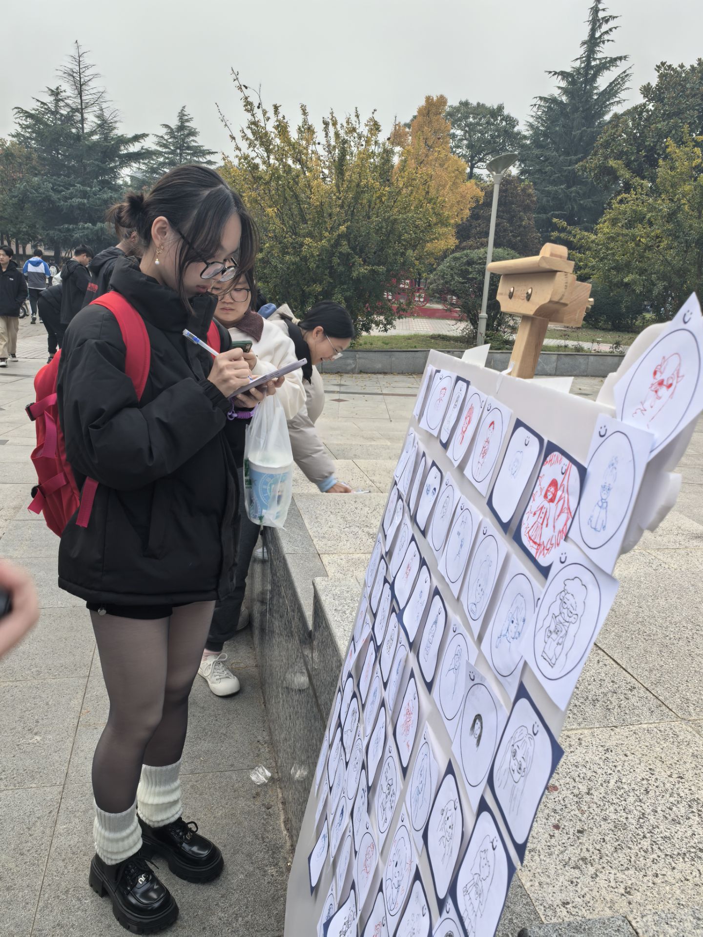 员工绘制自画像.jpg