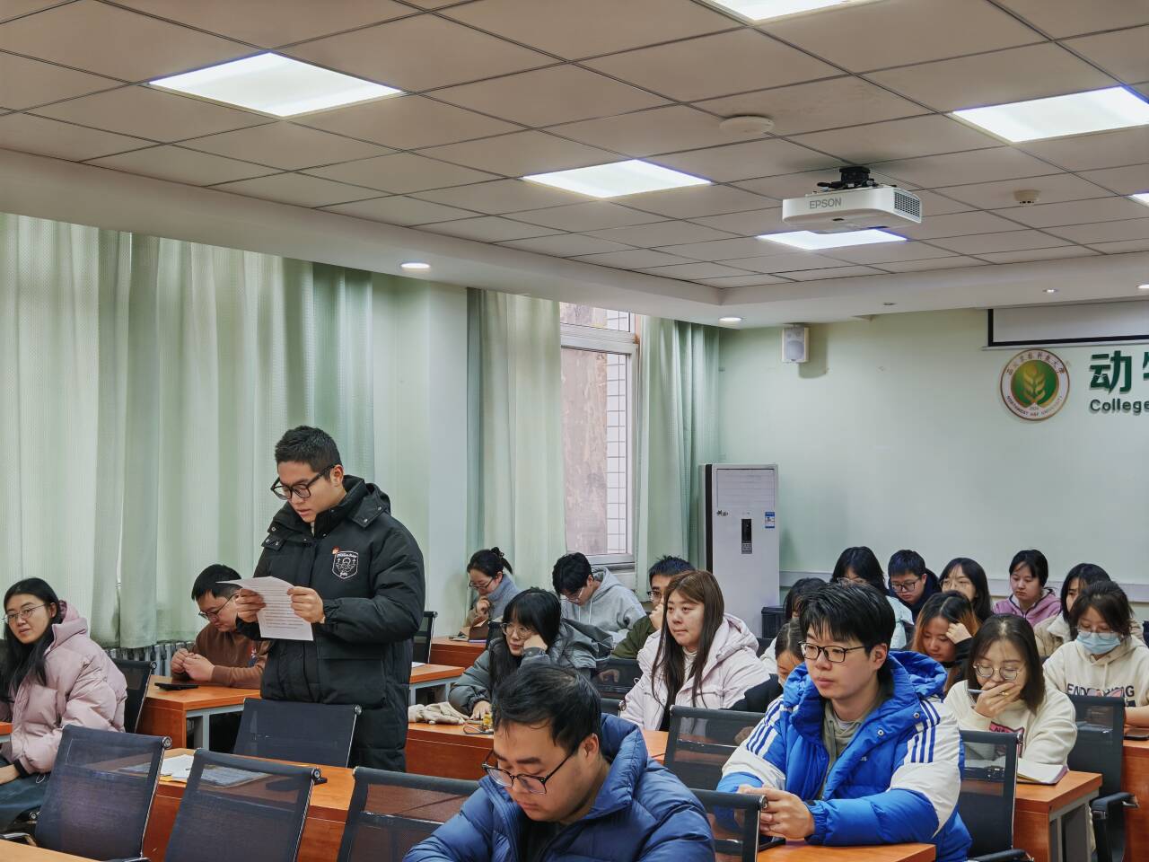 员工们分享学习心得.jpg