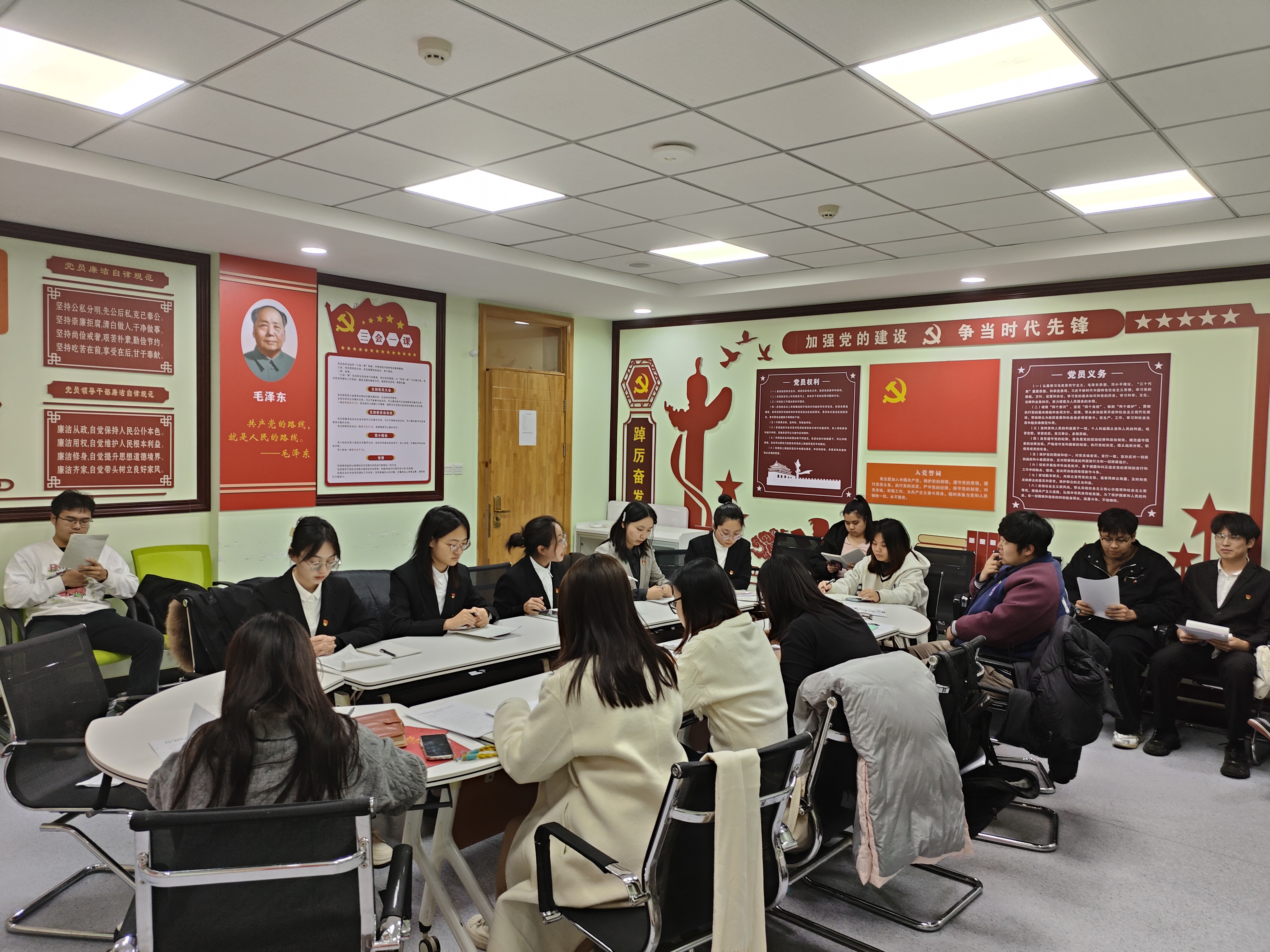 老员工第三党支部成功召开预备党员转正支部大会.jpg