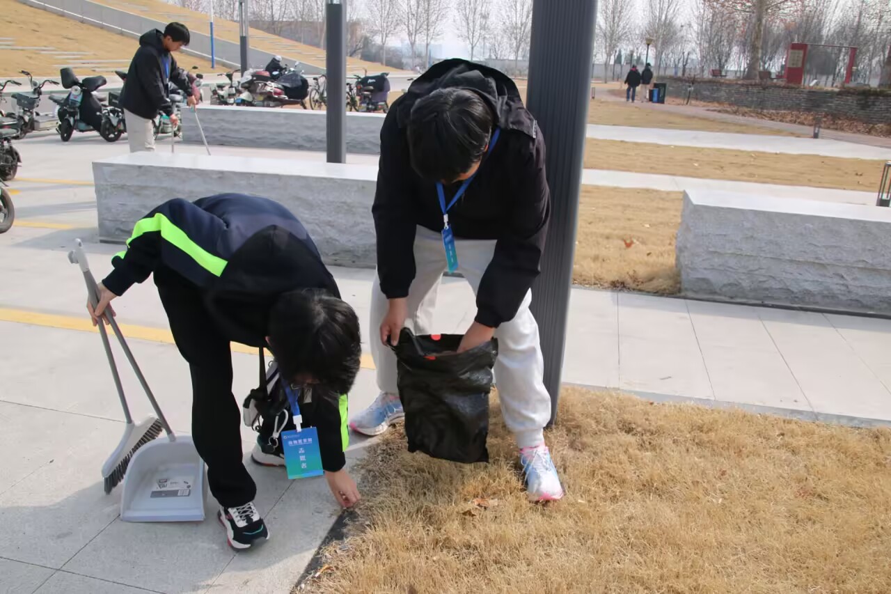 清扫读书广场(2).jpg
