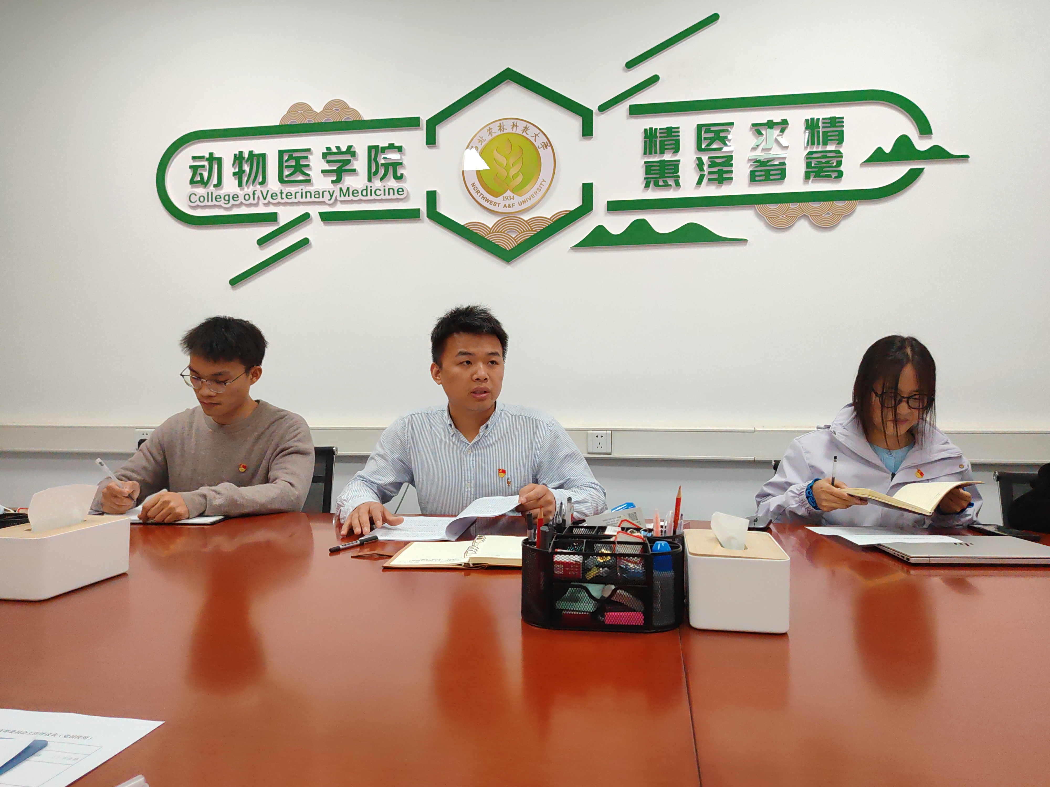 老师在发表感想【动医公司学习会】【2025年4月政治理论学习照片】(3).jpg