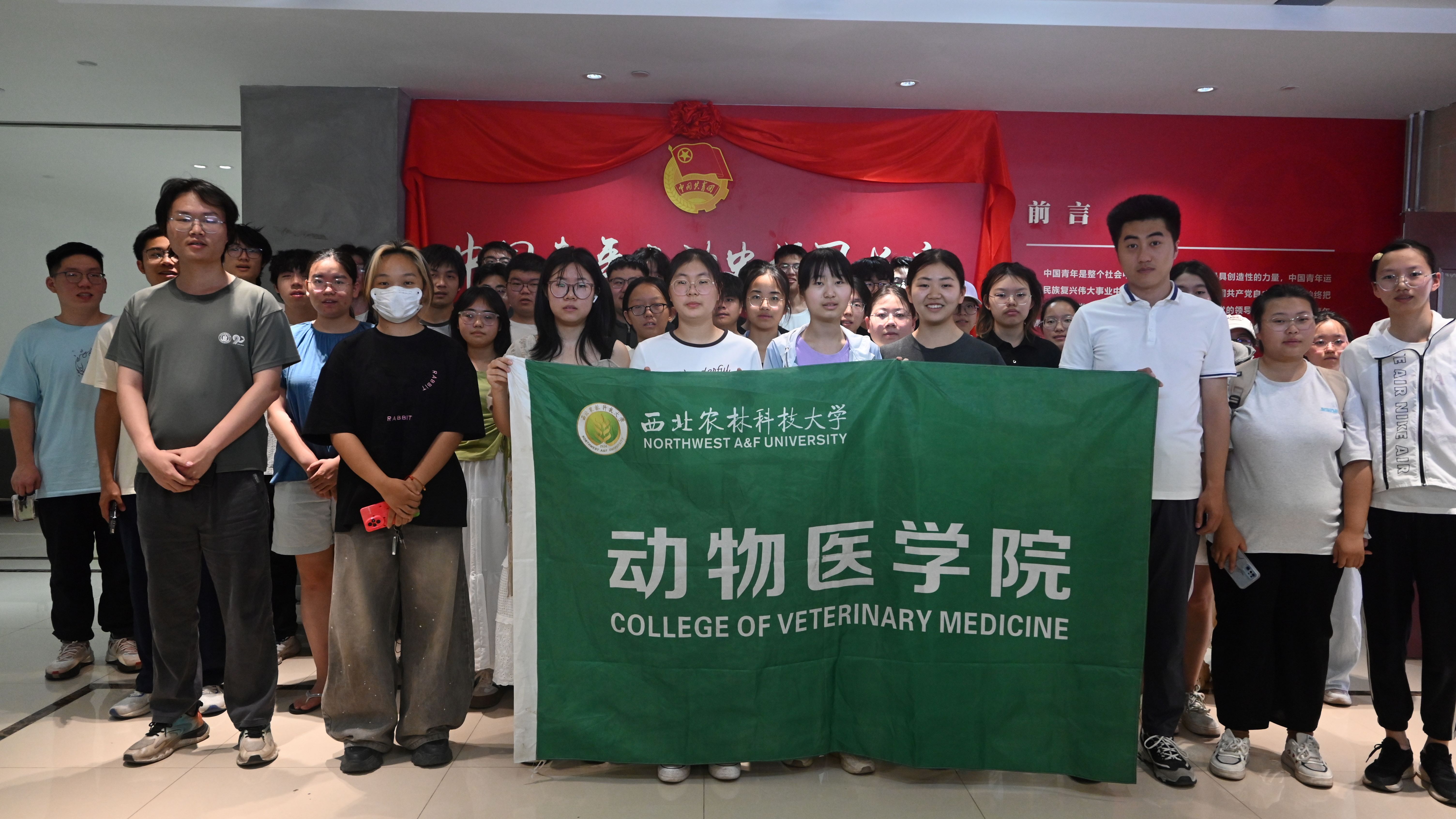 开讲前学员和讲解员的合影.JPG
