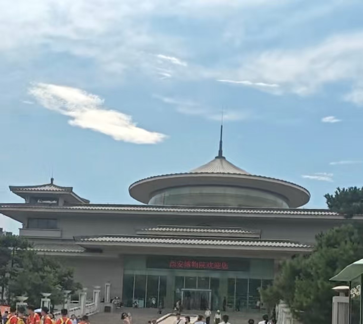 队员们参观西安博物院.jpg