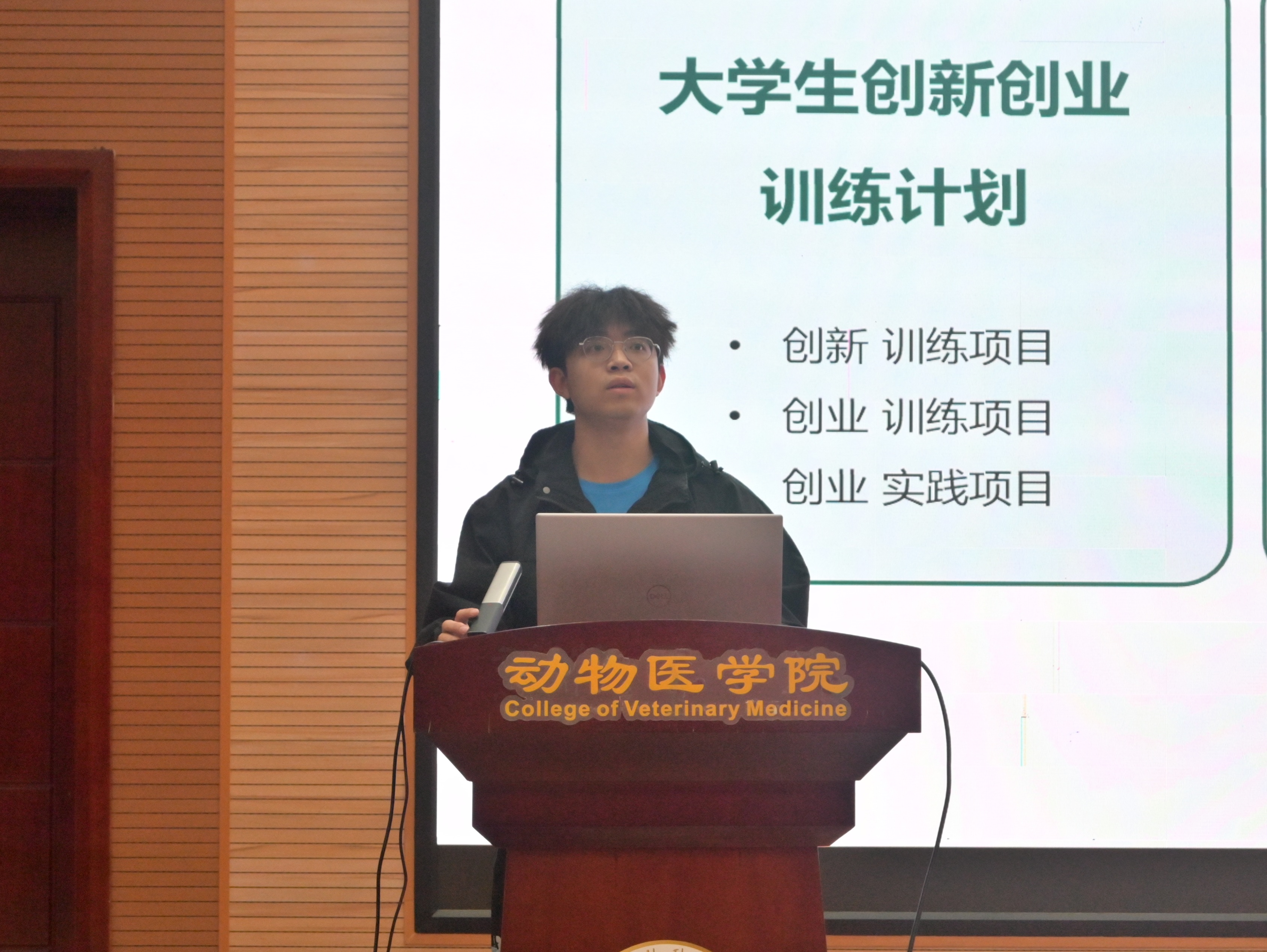 获奖团队成员分享备赛经验.JPG