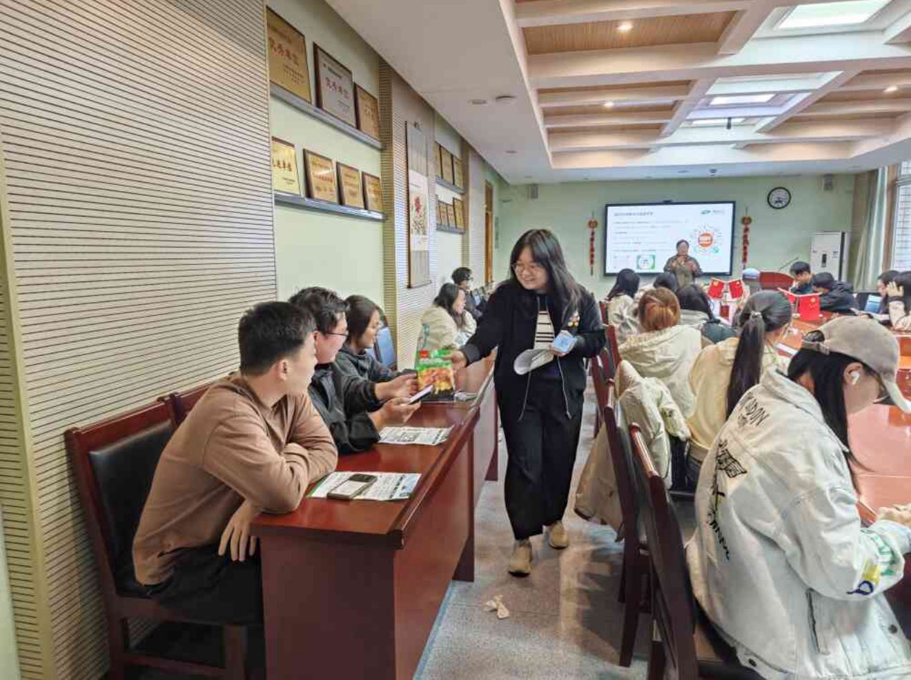 现场提问分发奖品.png