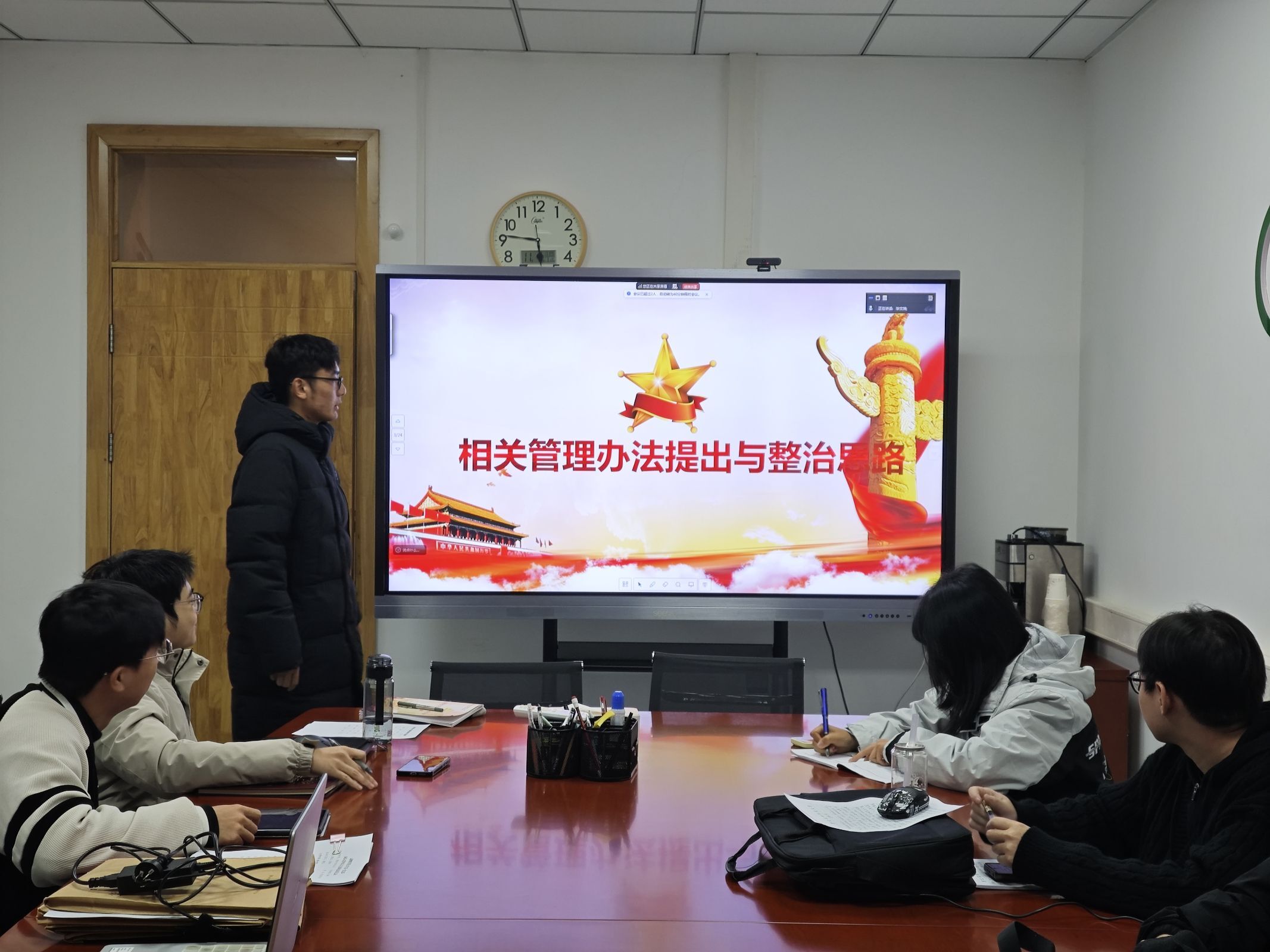 党支部成员进行领学.jpeg