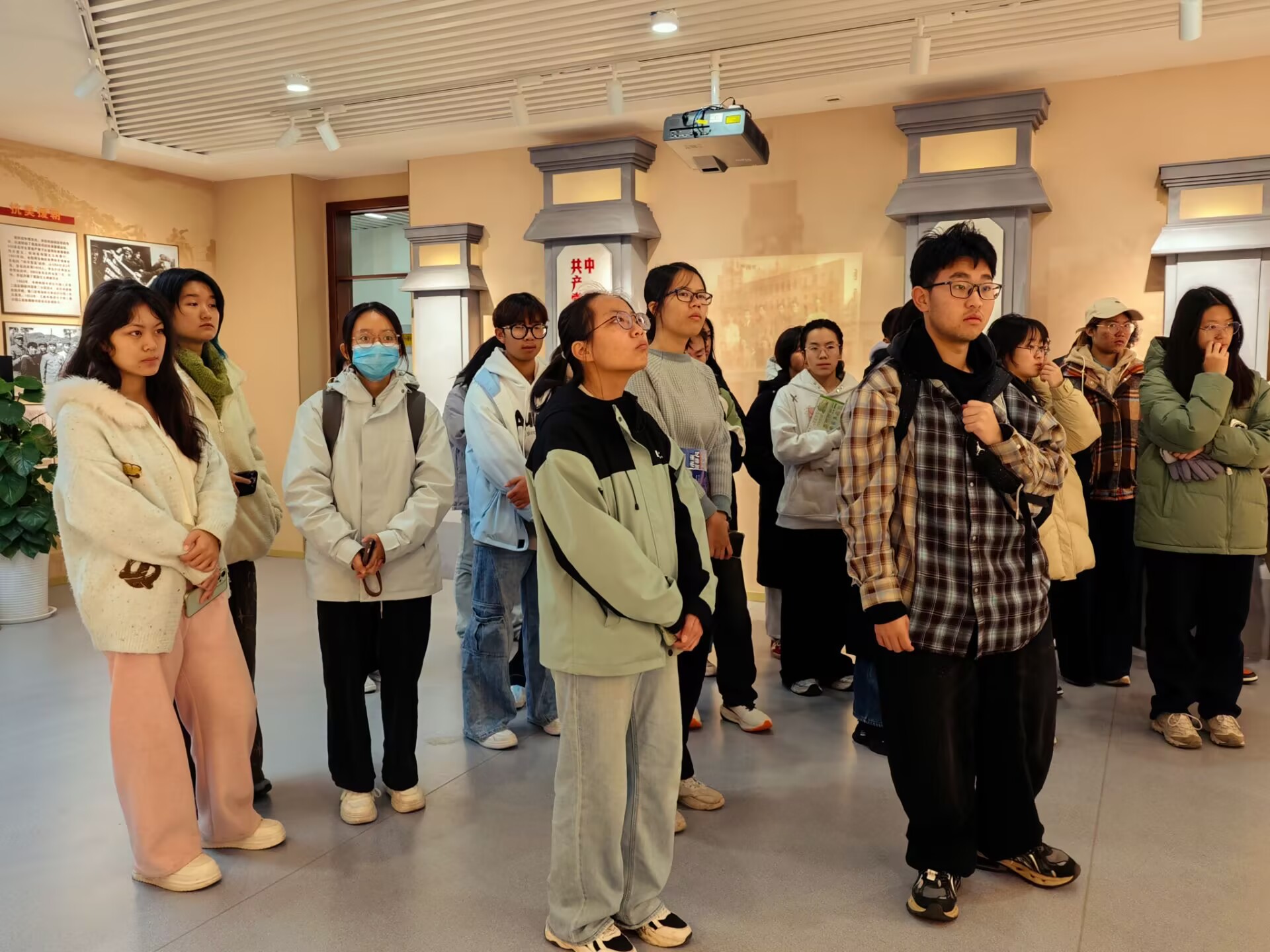学员认真听讲.jpg