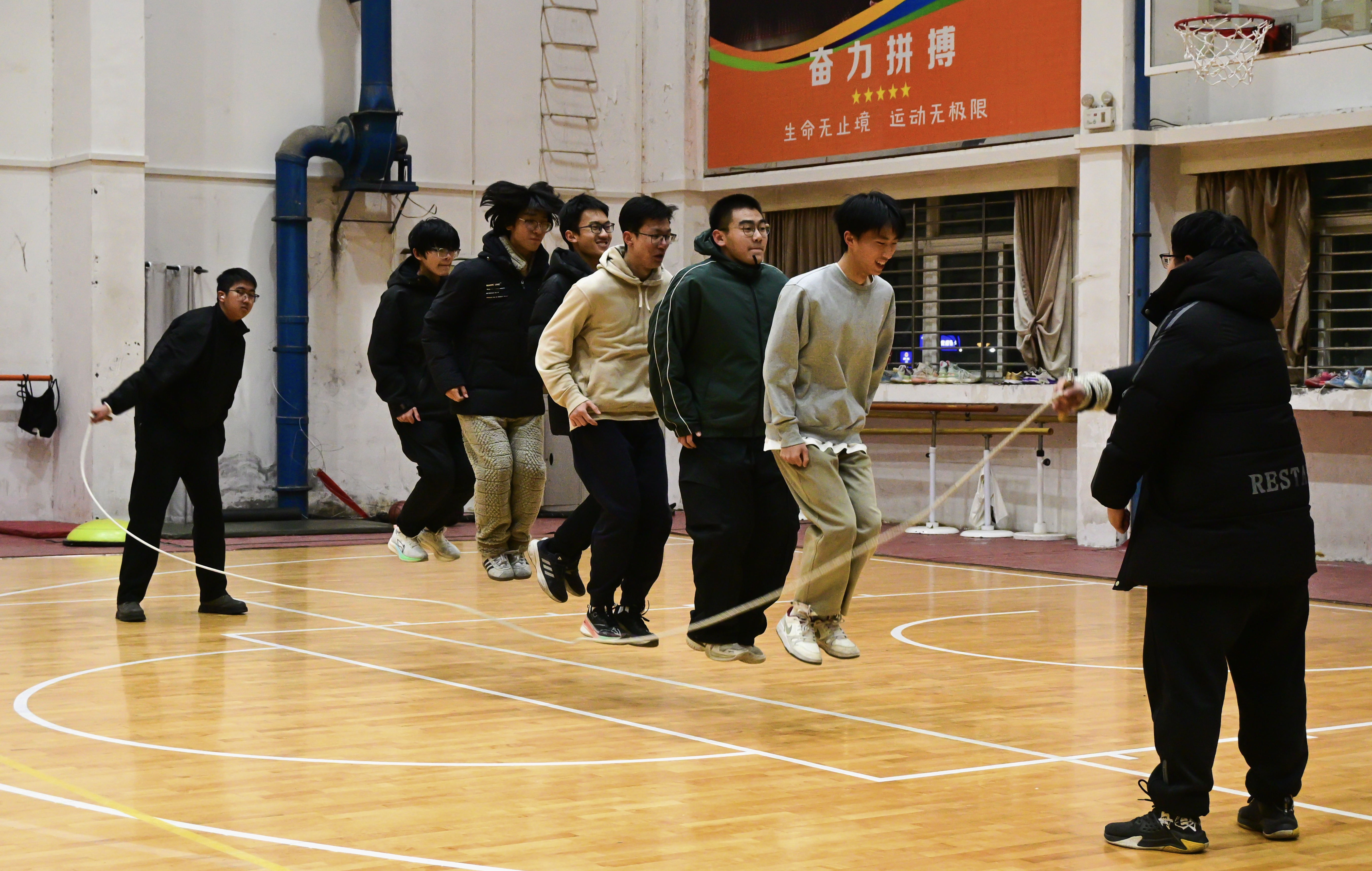 男子大绳比赛现场.jpg