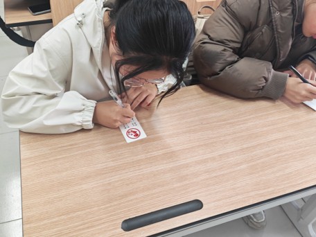 同学们书写书签.jpg