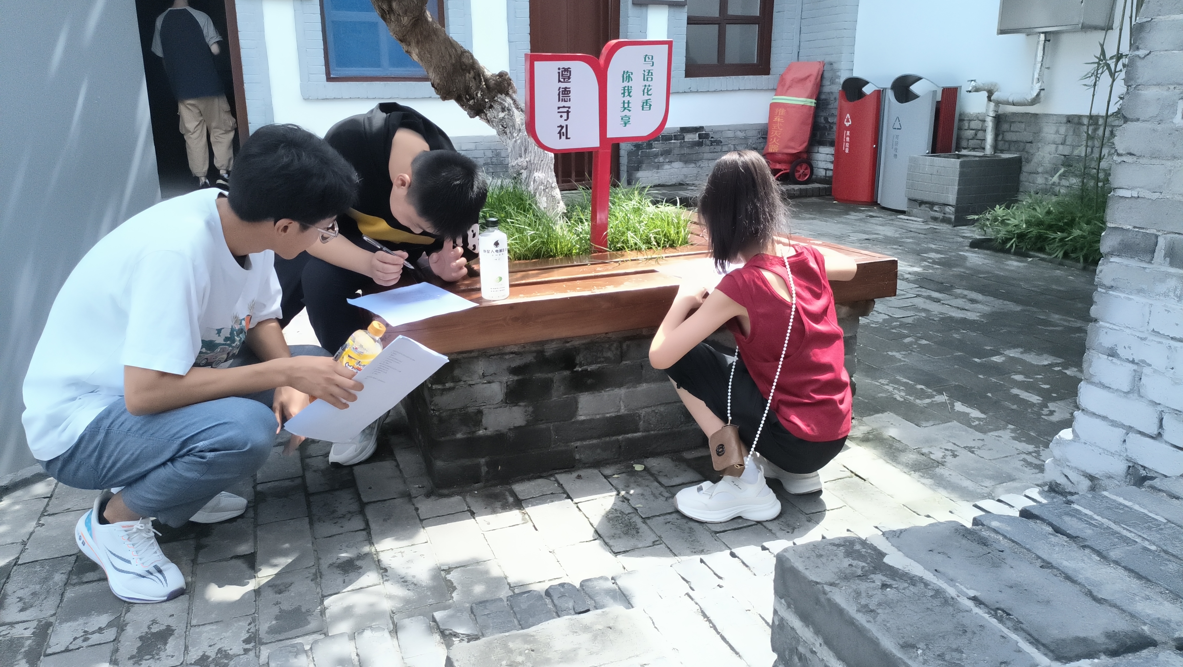 威廉体育赴延安探寻红色根基实践团-调查当地居民对延安精神理解照片.jpg