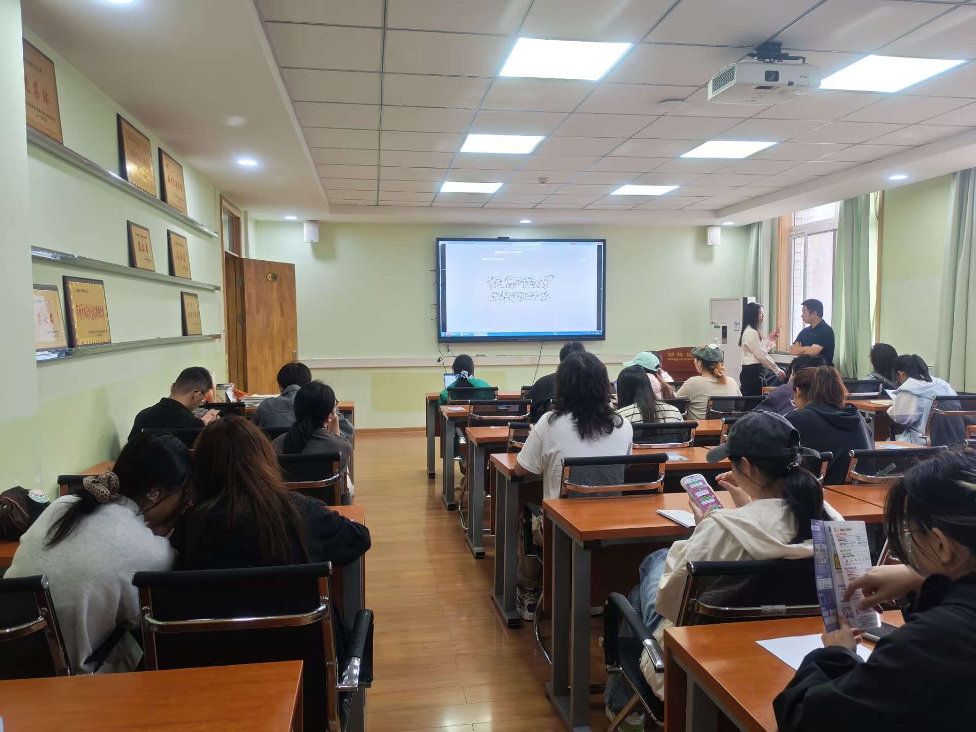 同学们认真聆听.jpg