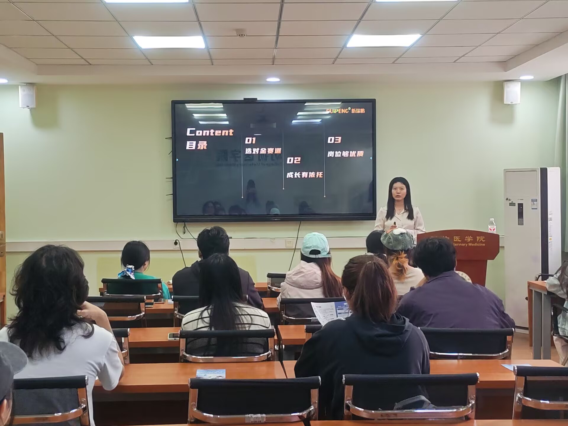 企业负责人解答同学疑问.jpg