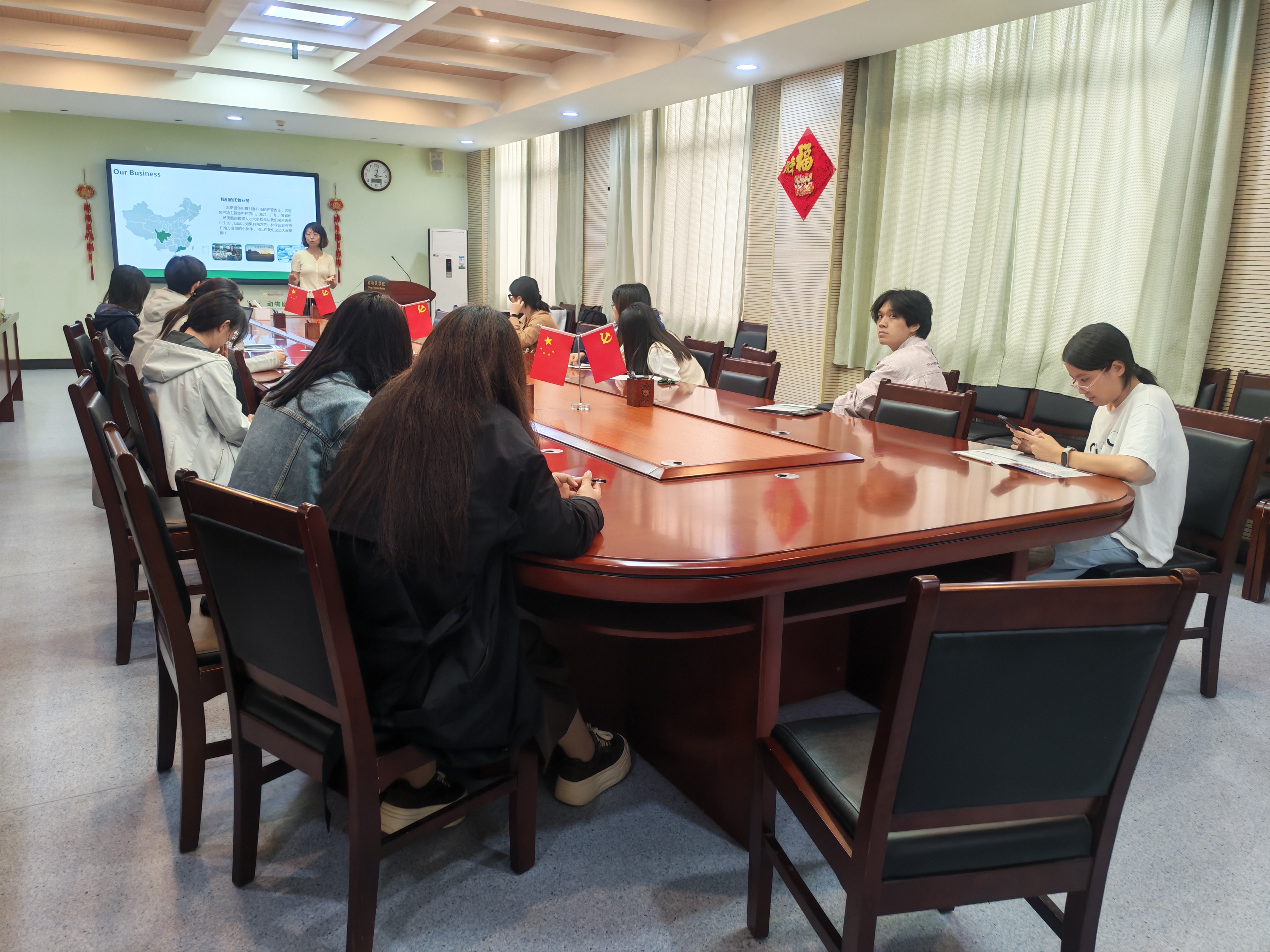 同学们认真聆听.jpg