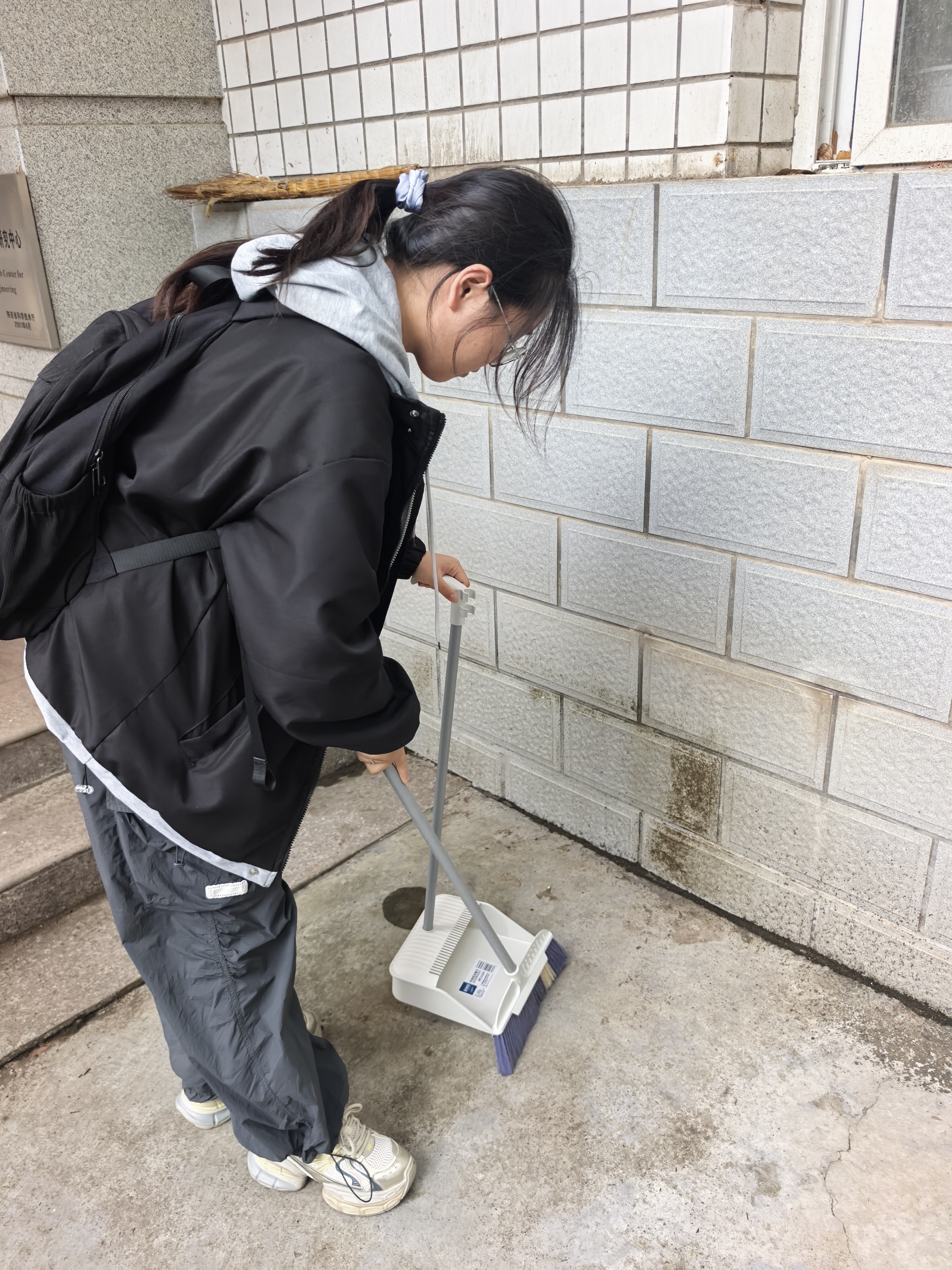 志愿者清扫照片1.jpg