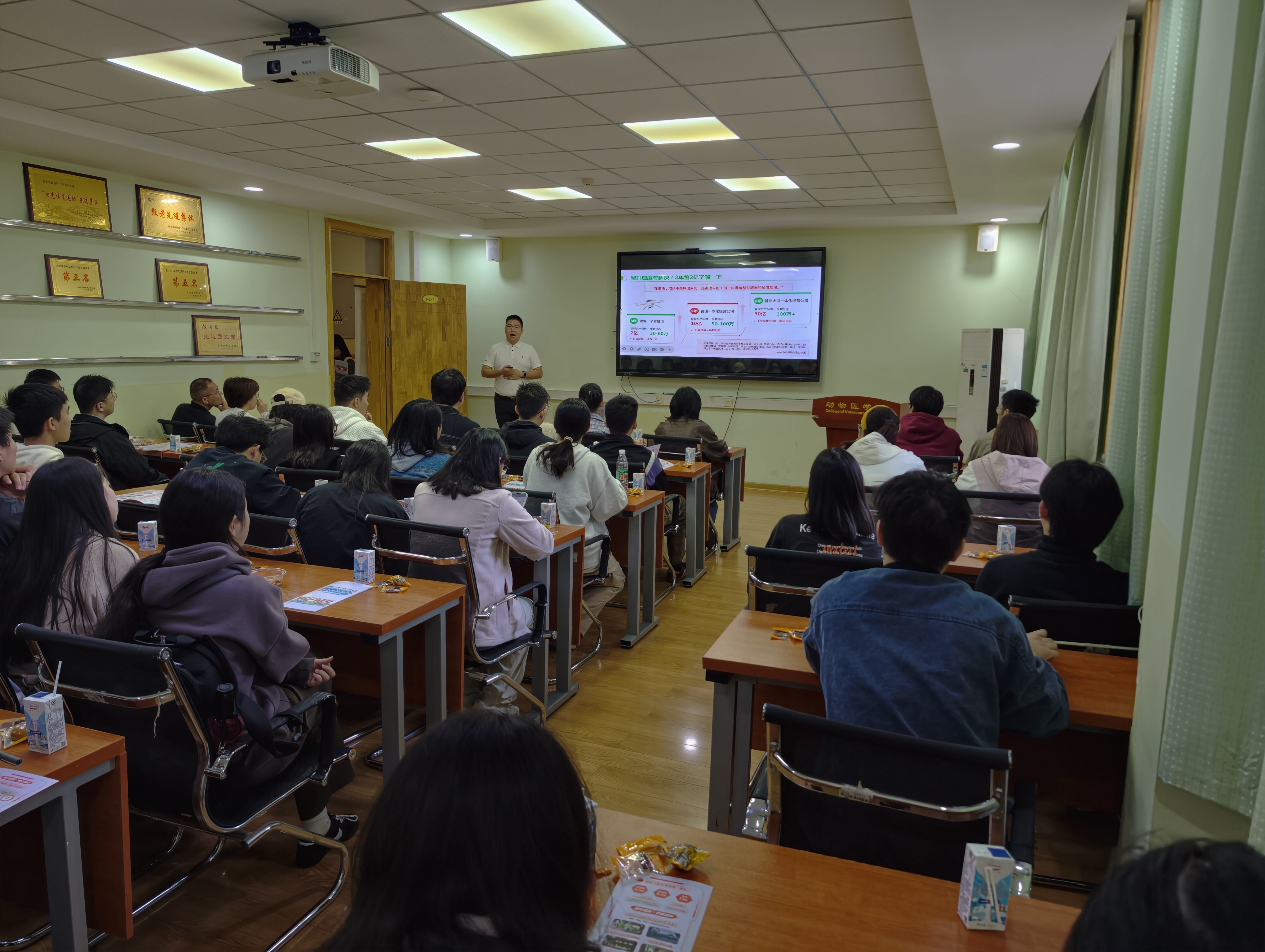 同学们认真聆听.jpg