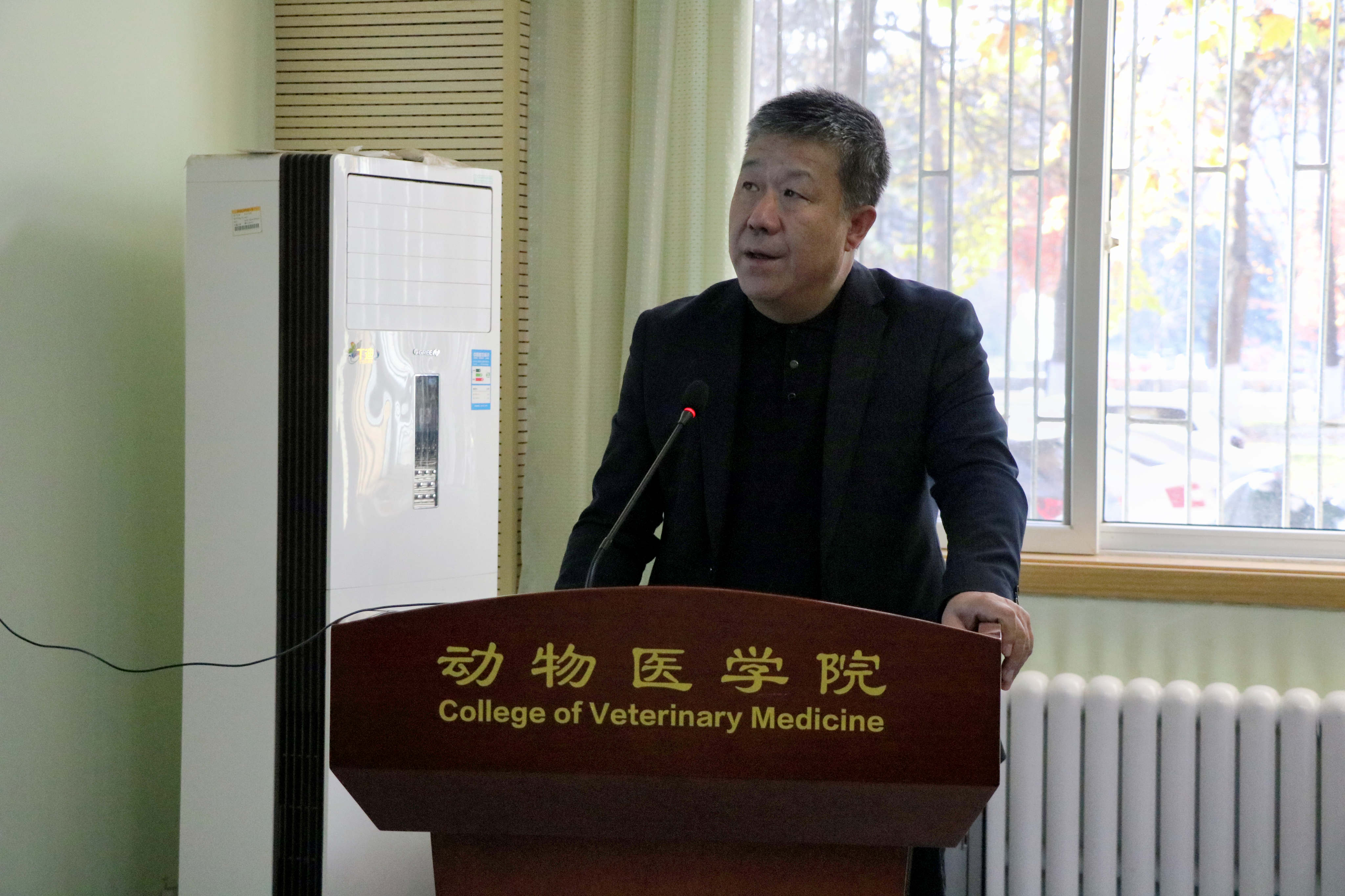 威廉体育党委书记吴继东介绍公司概况_副本.jpg