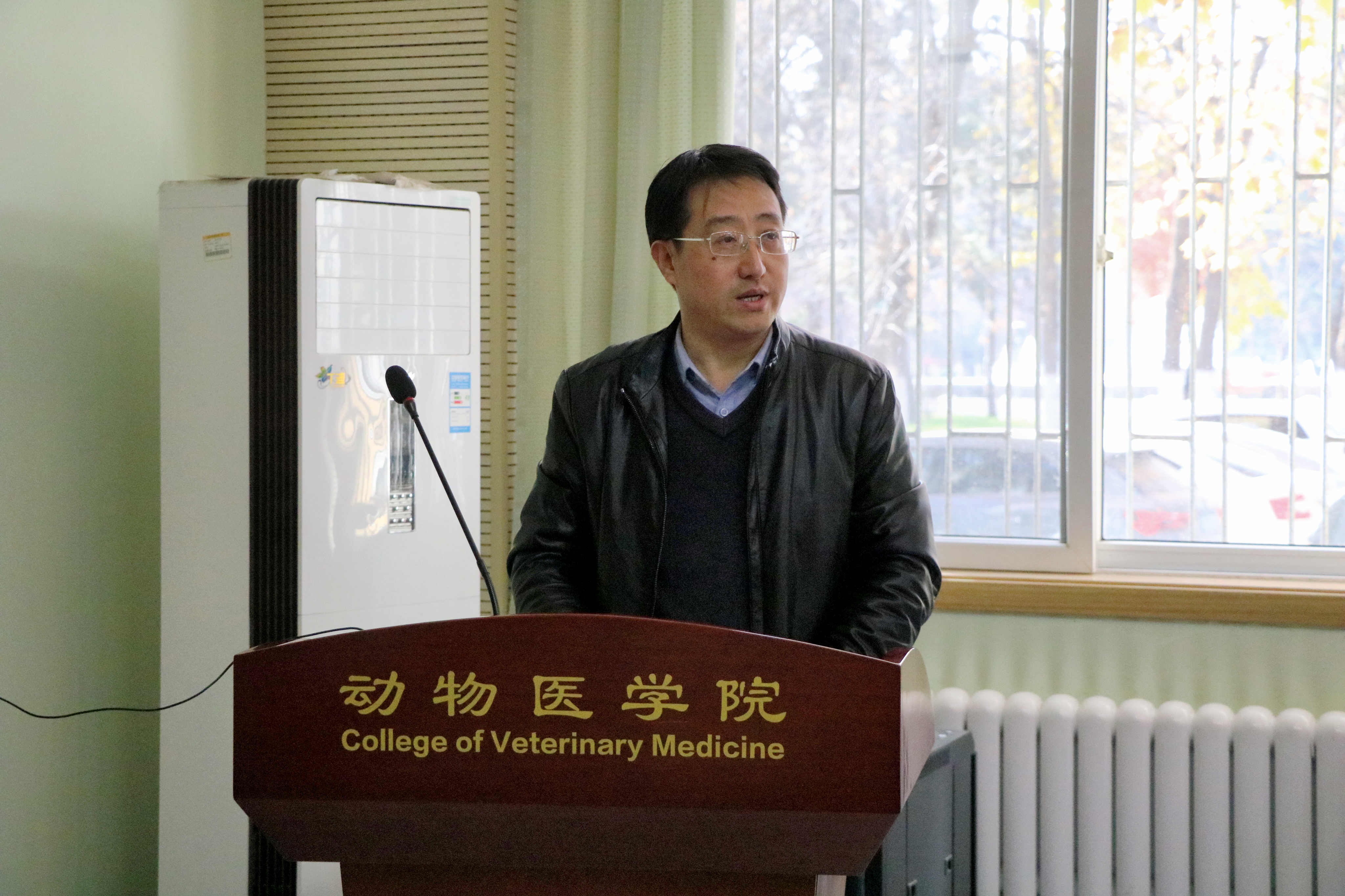 公司副经理黄勇主持会议_副本.jpg