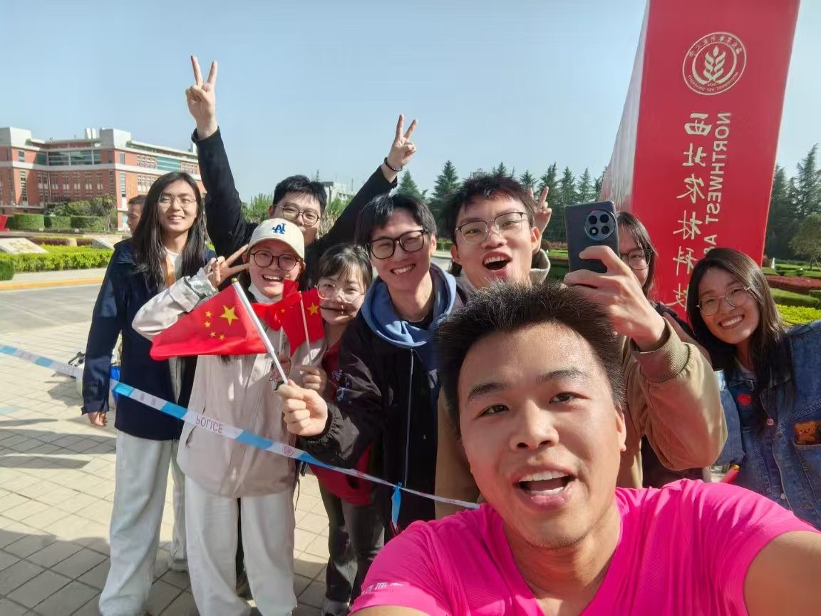 赛程中的合照.jpg