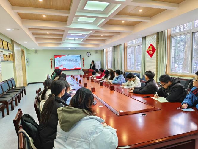 同学们在认真听讲【动医公司学习会】【2025年4月政治理论学习照片】(1).png