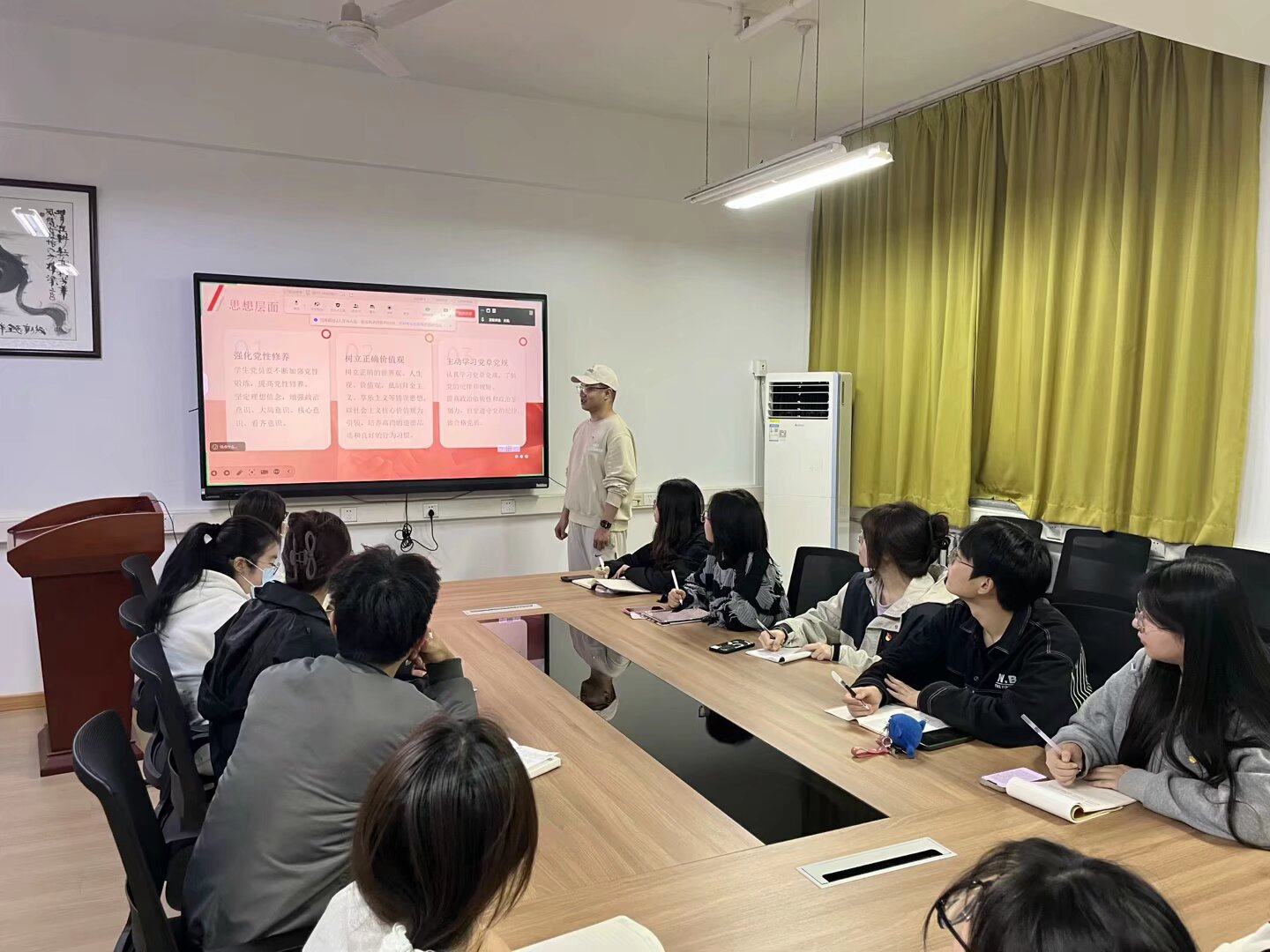 党支部成员认真学习.jpeg