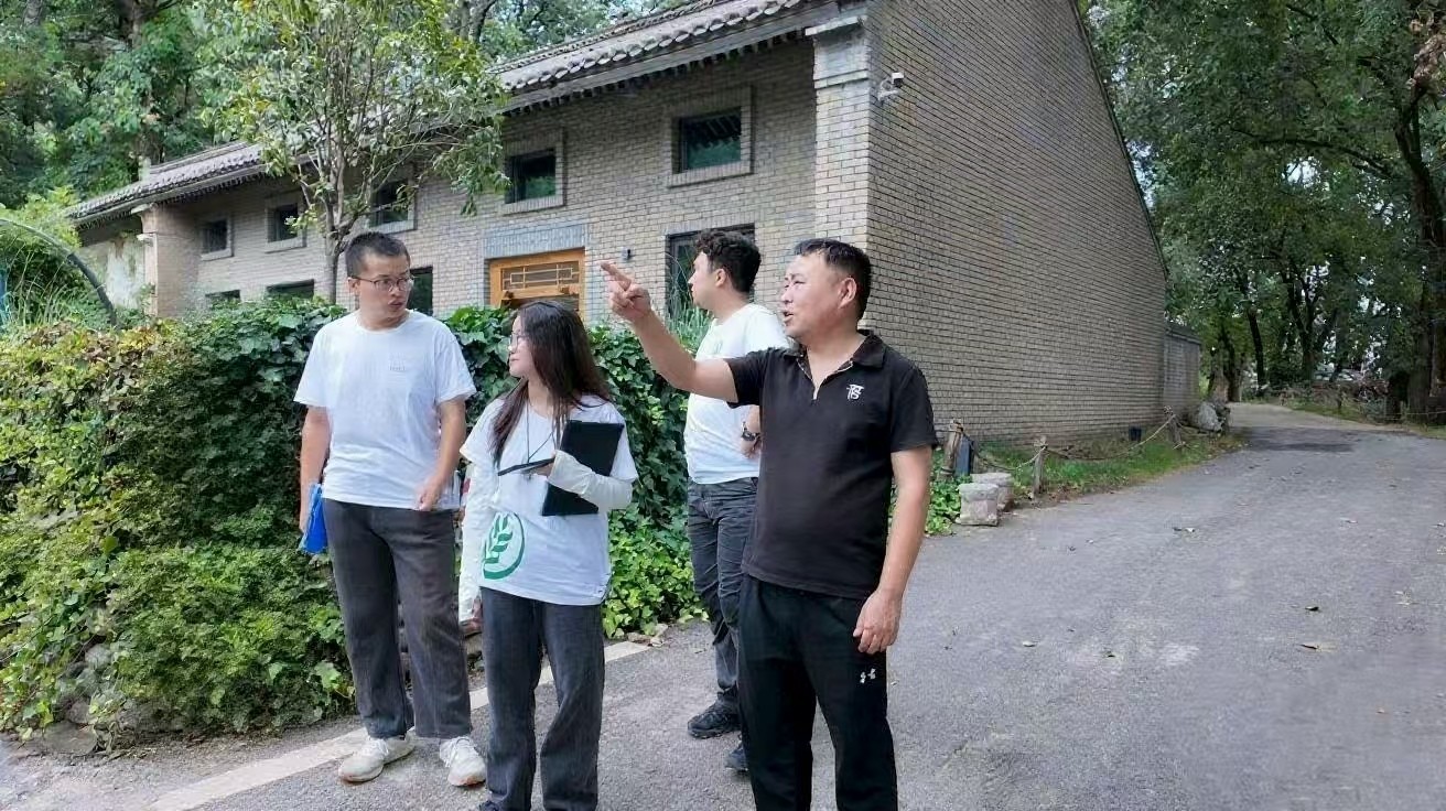 史书记带领调研团队参观民宿1.jpg