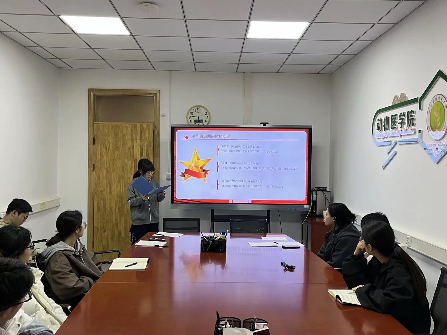 党支部成员j进行领学.jpeg