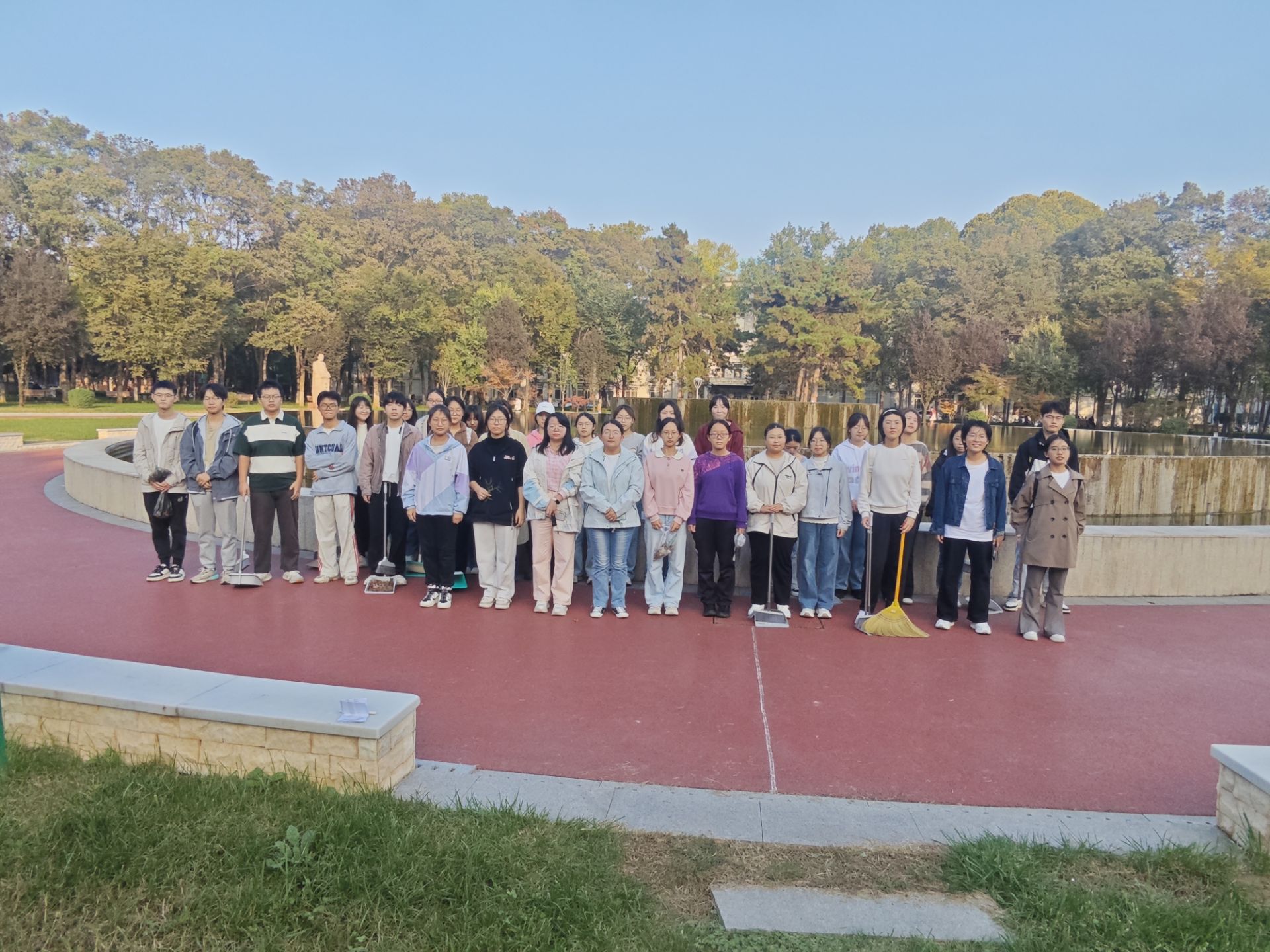 第二场清扫活动照片 (2).jpg
