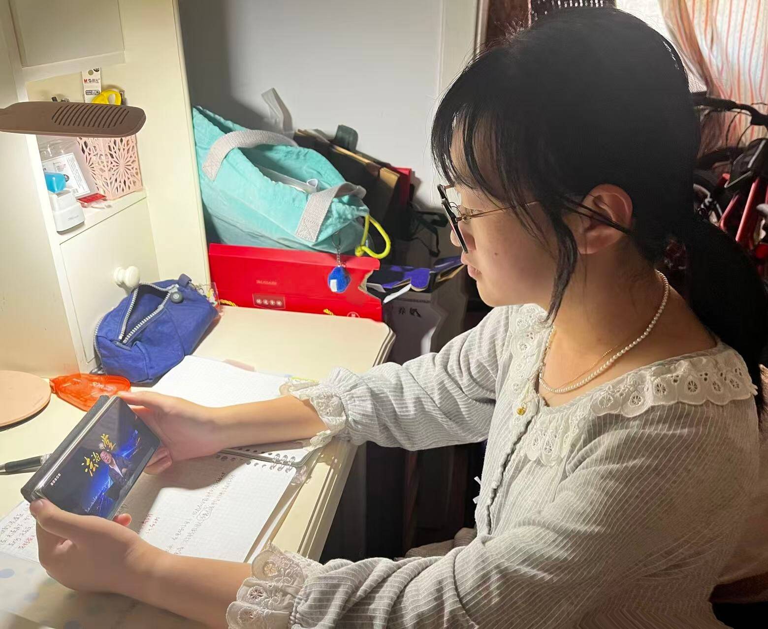 同学2观看学习视频.jpg