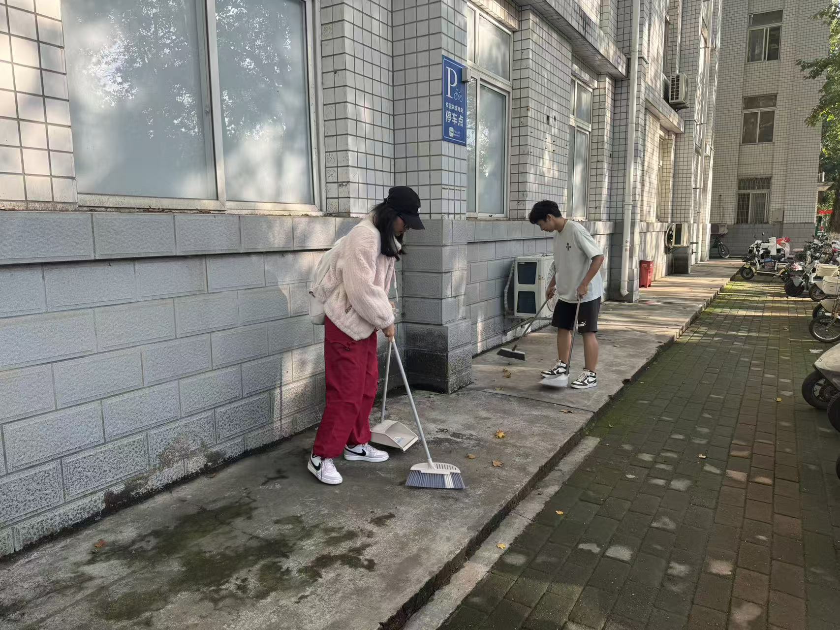 清扫落叶.jpg