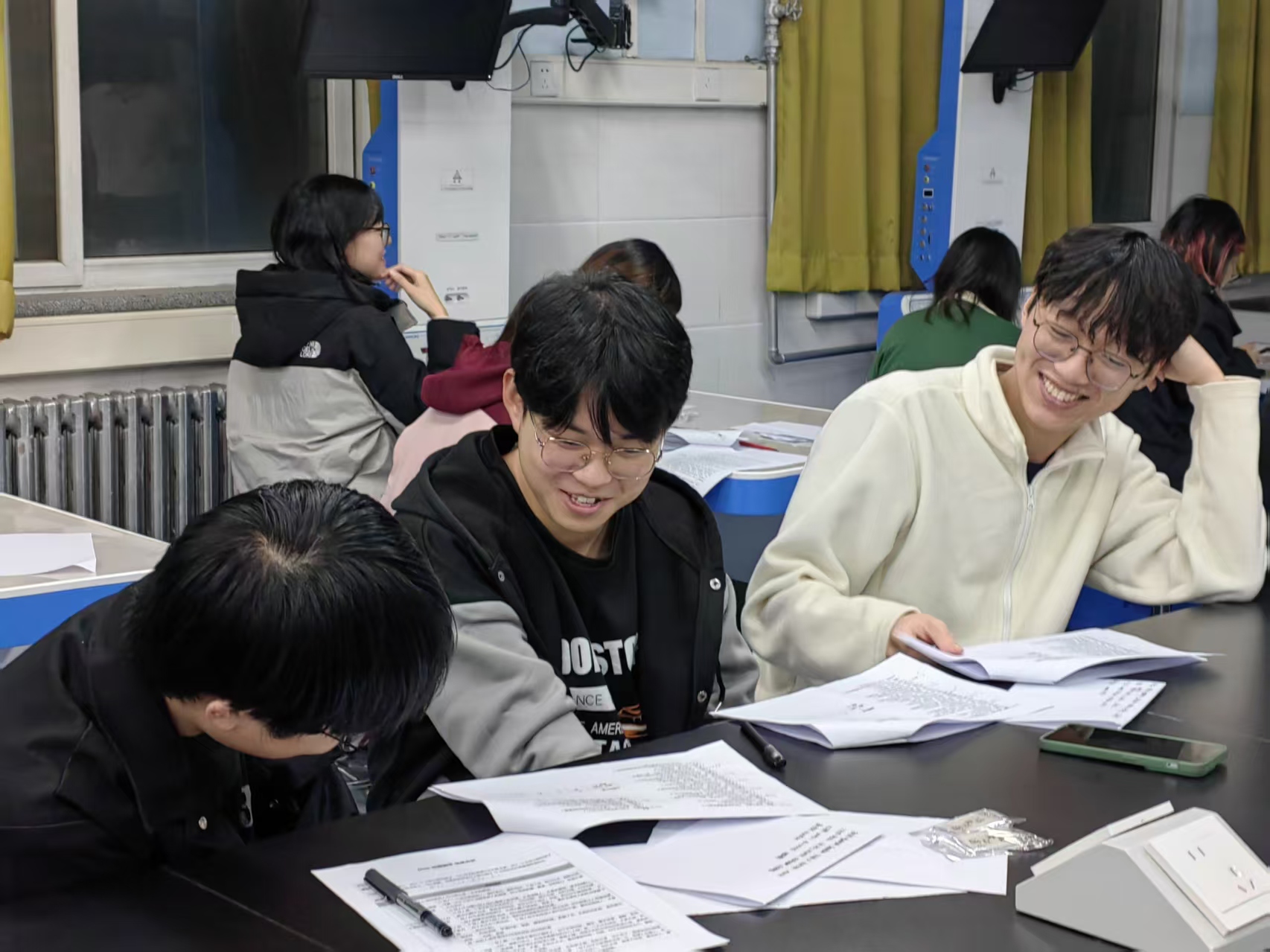 同学们讨论.jpg