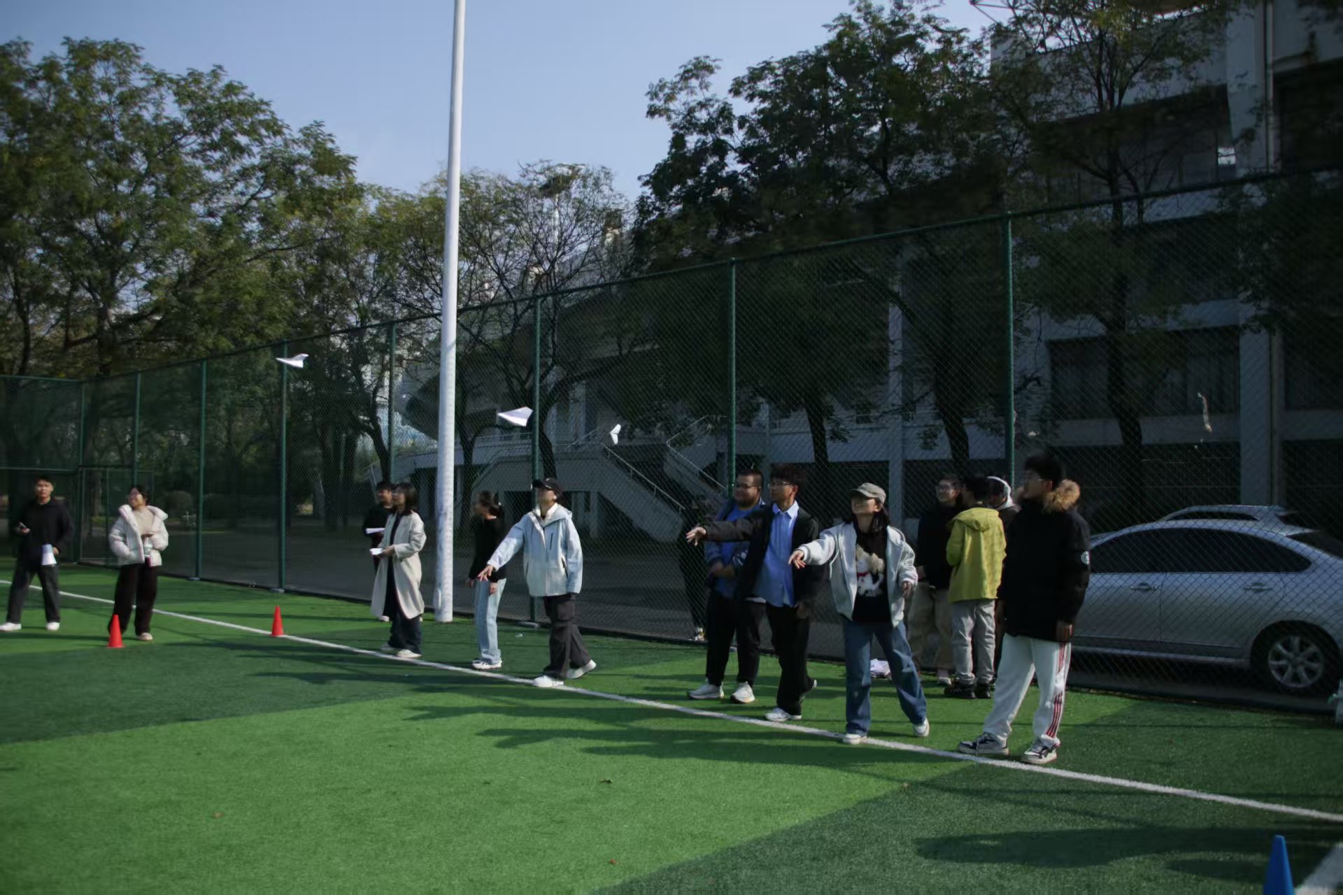 同学们放纸飞机.png