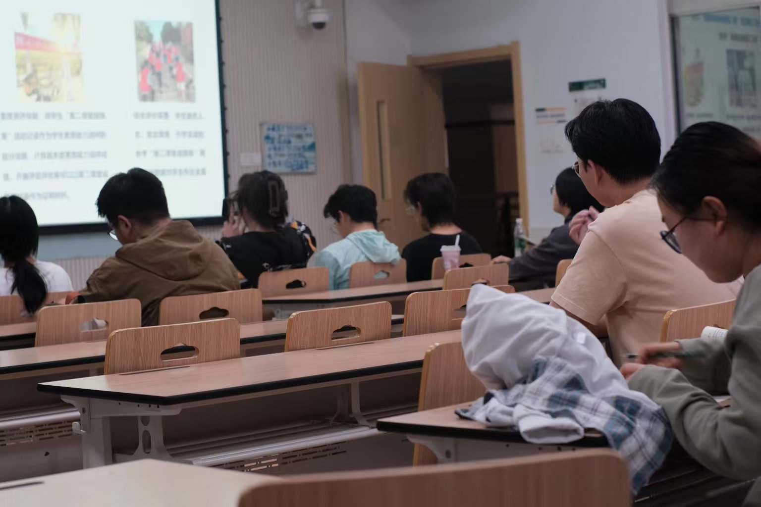 同学们认真听讲.jpg