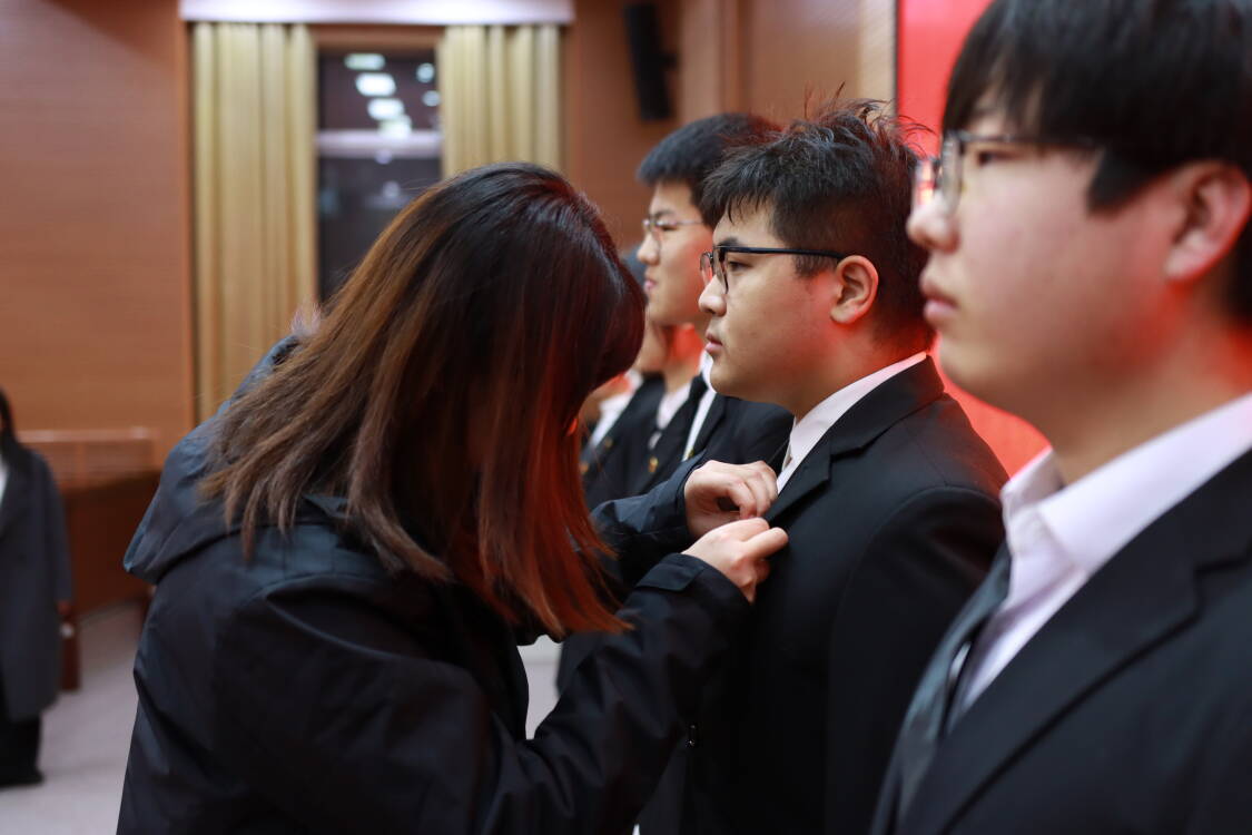 赵书记为新发展团员代表佩戴团徽.jpg