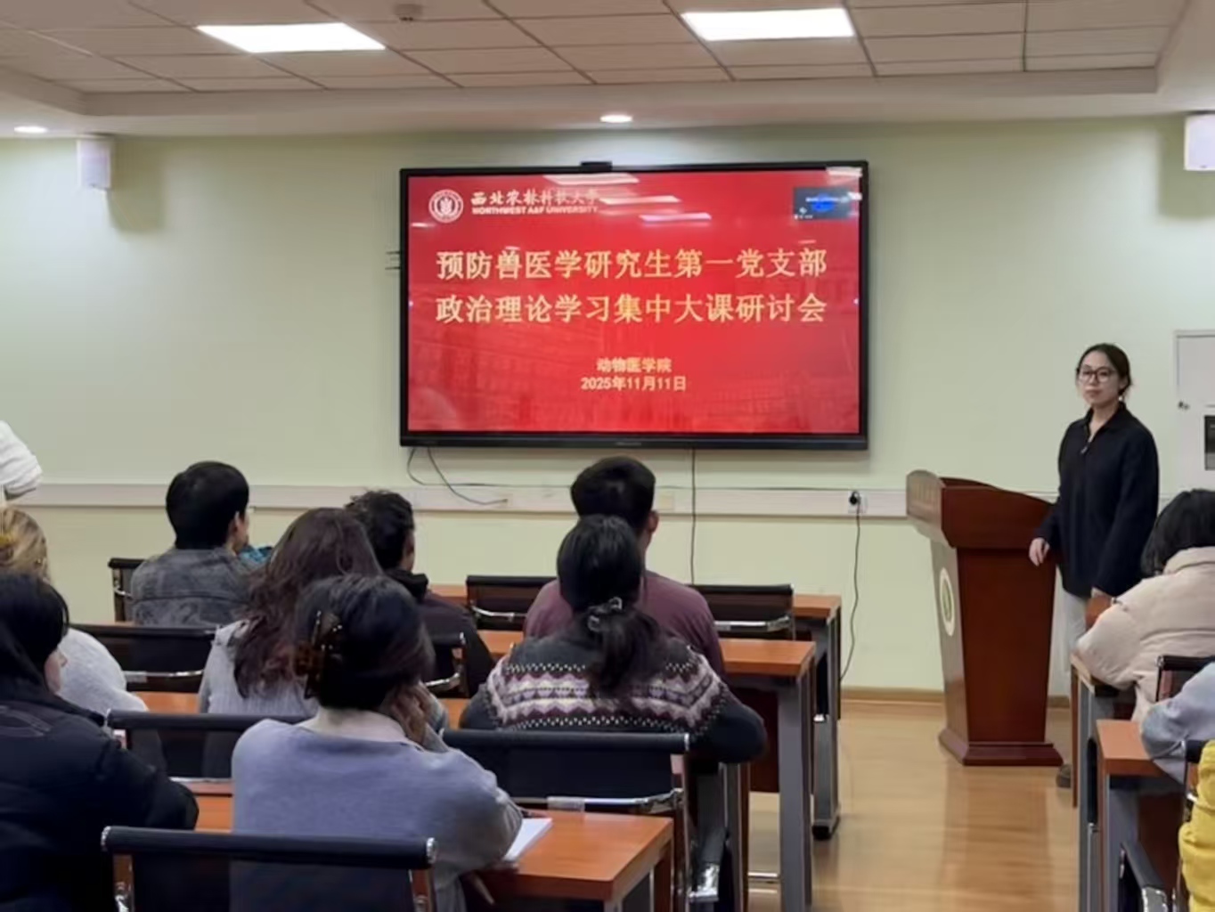 支部书记召开讨论.jpg