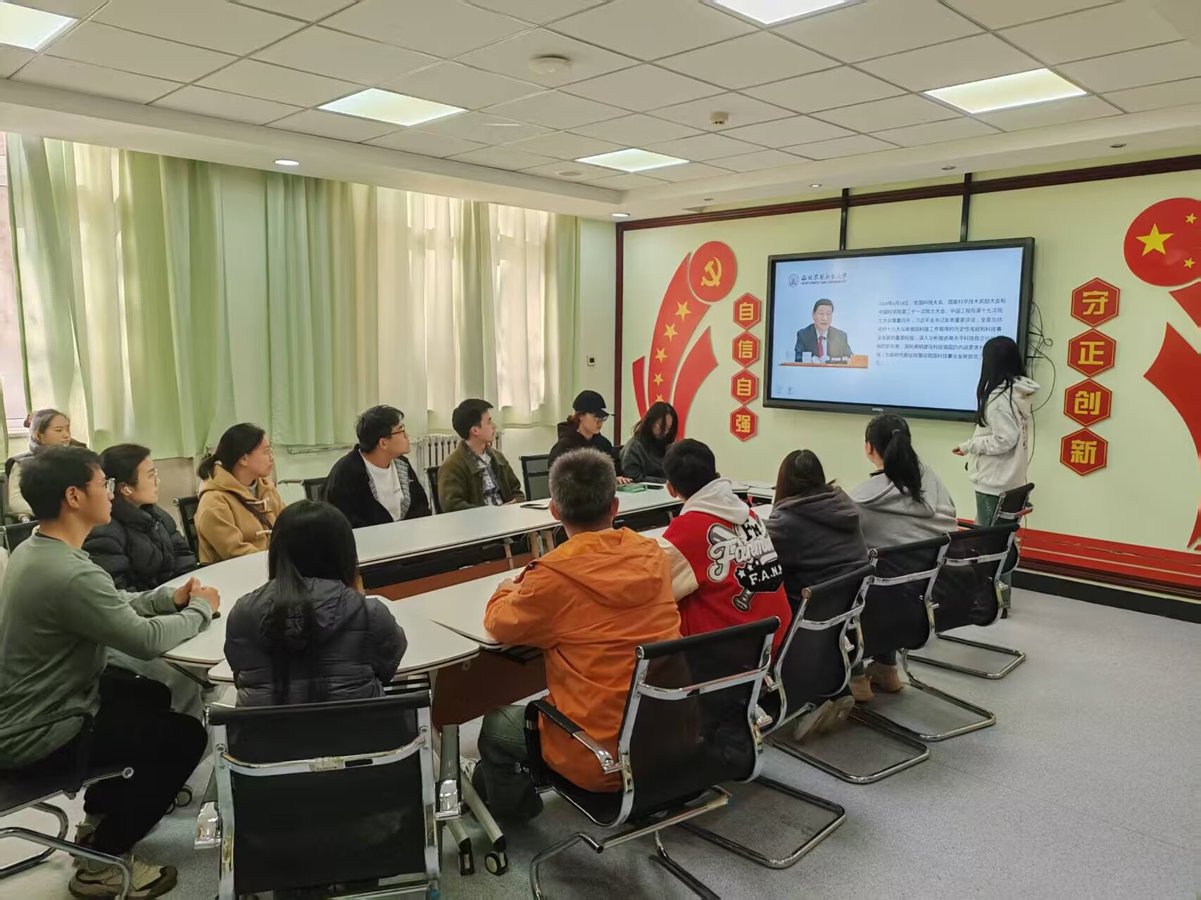 研会志愿者进行领学.png