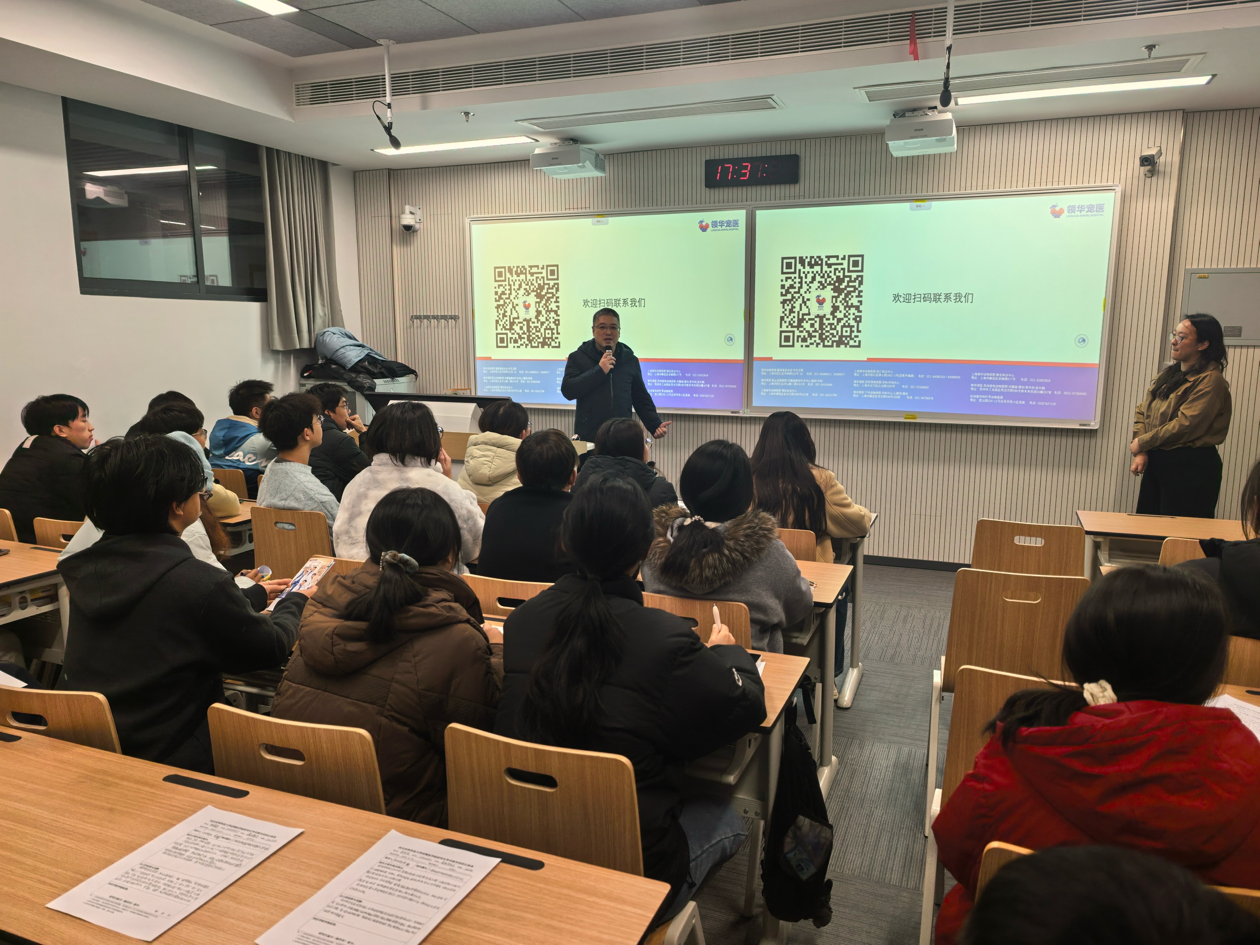 企业经理在为同学们讲解.png