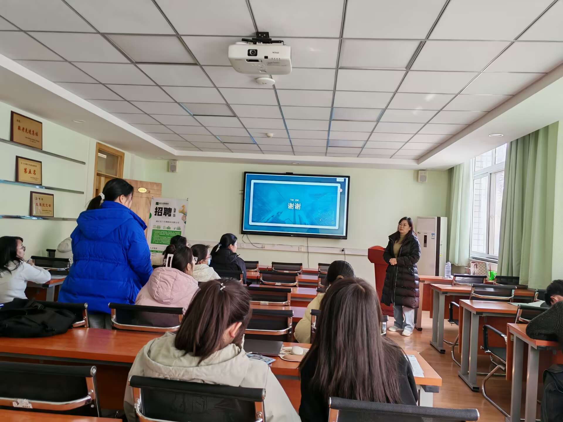 企业经理在回答同学们的问题.png