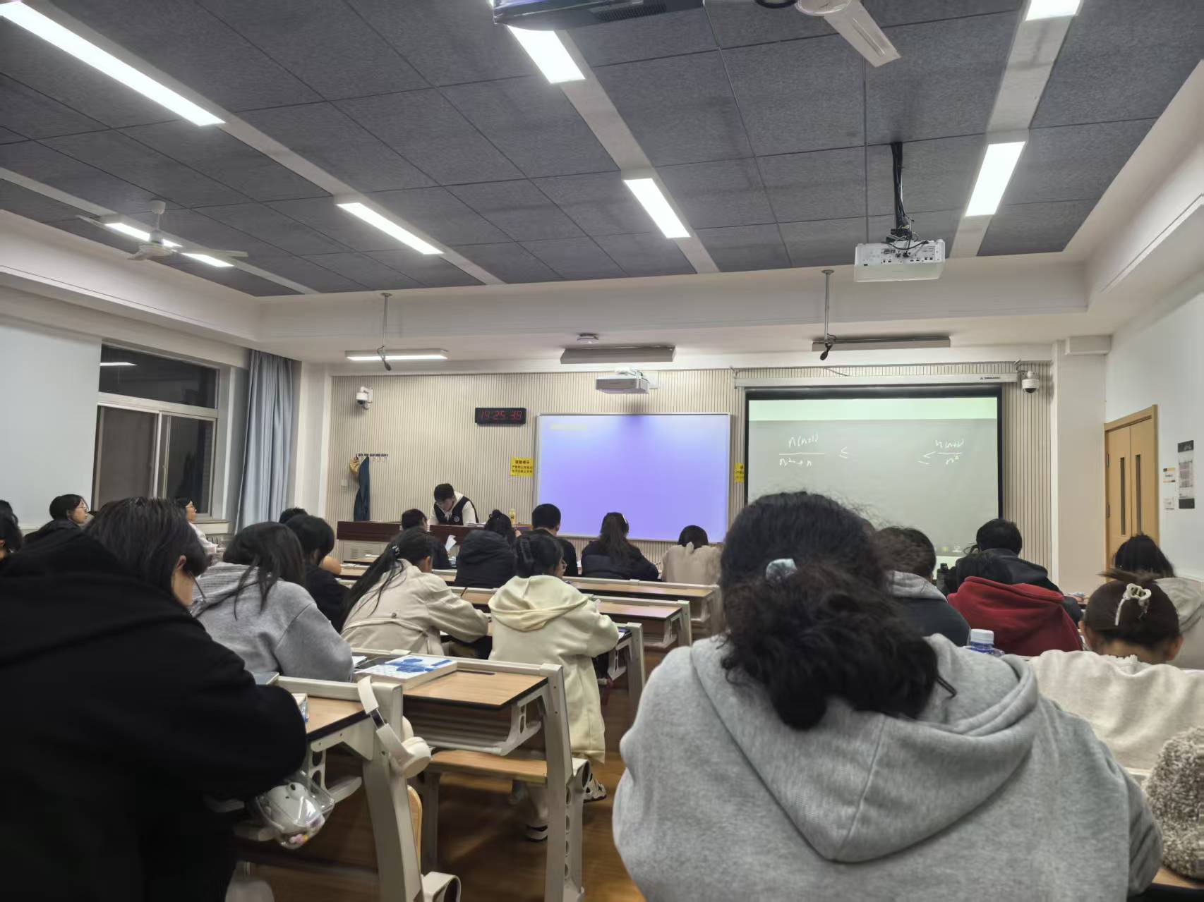 同学们认真听讲并做笔记.jpg