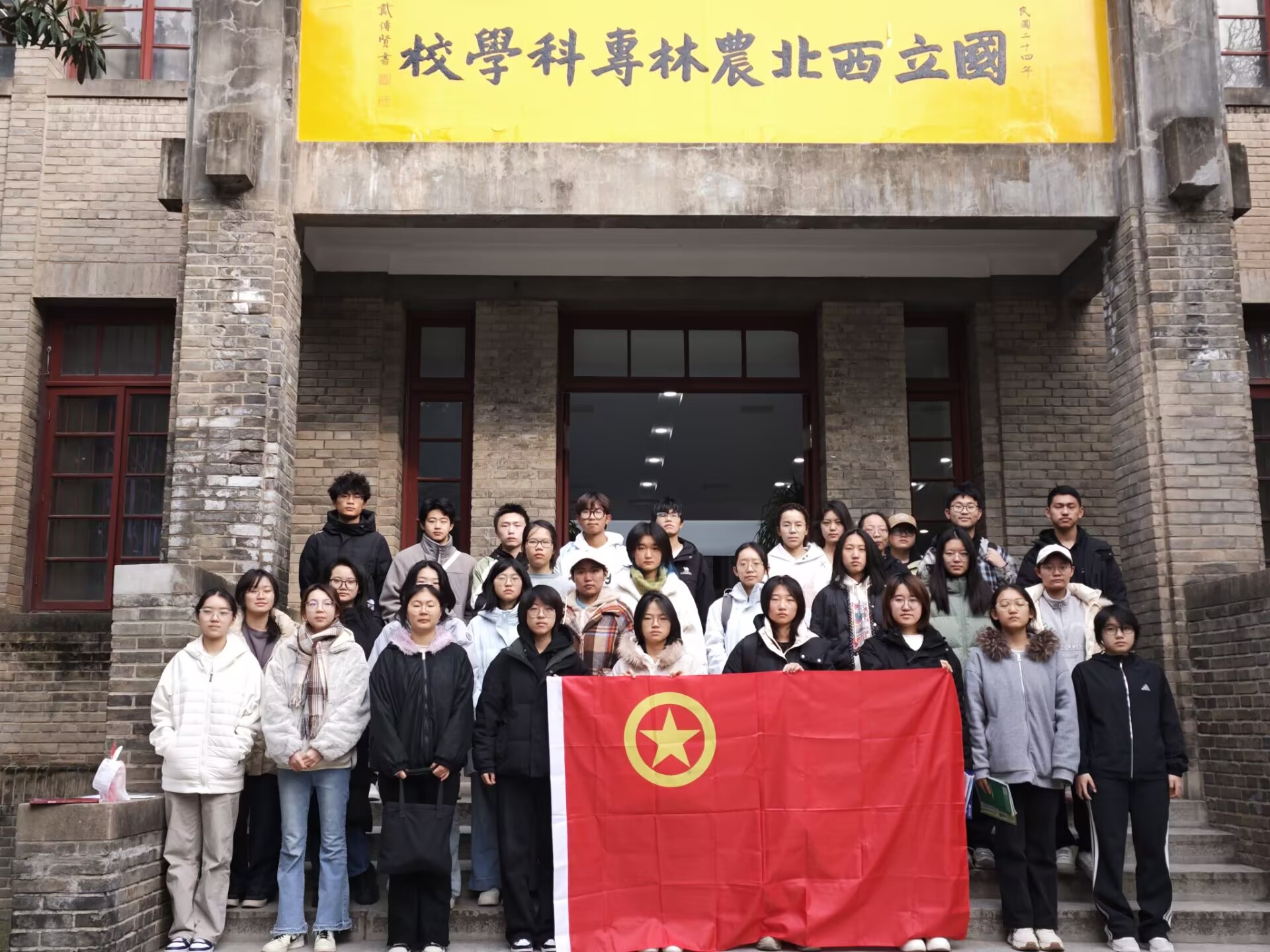 学员与团旗合影.jpg