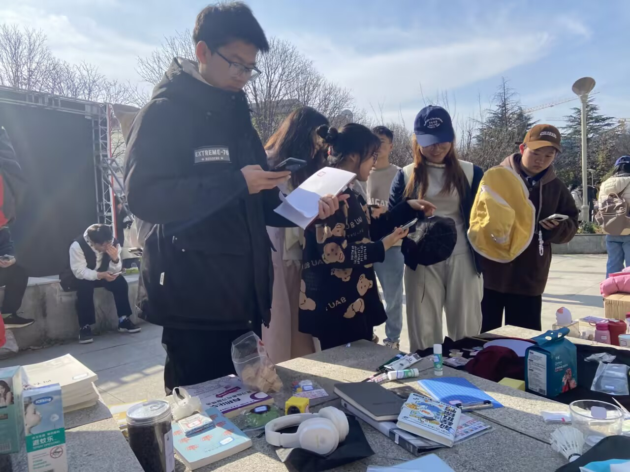 员工们积极购买物品.png