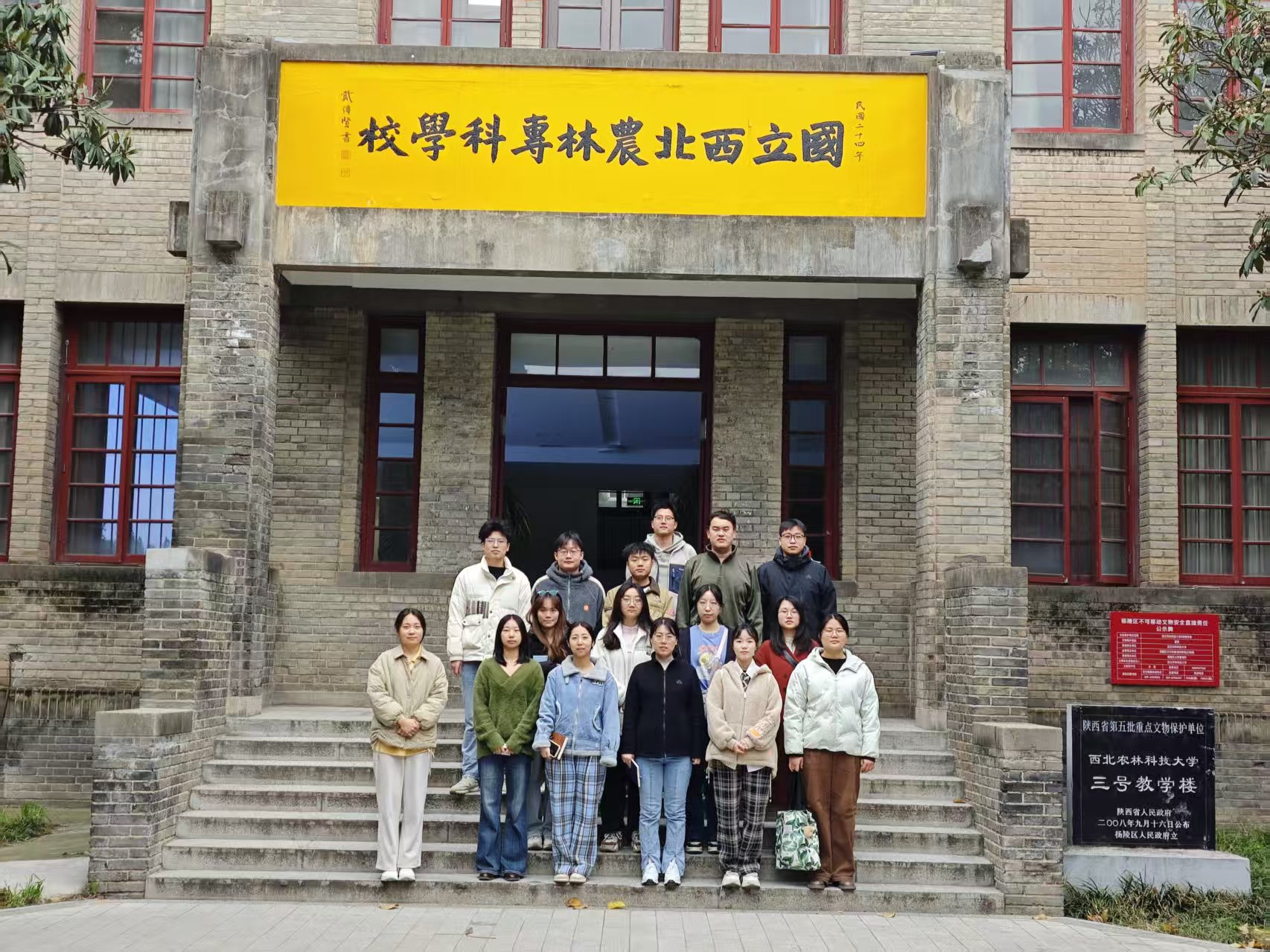 支部成员在校史馆合影留念.jpg