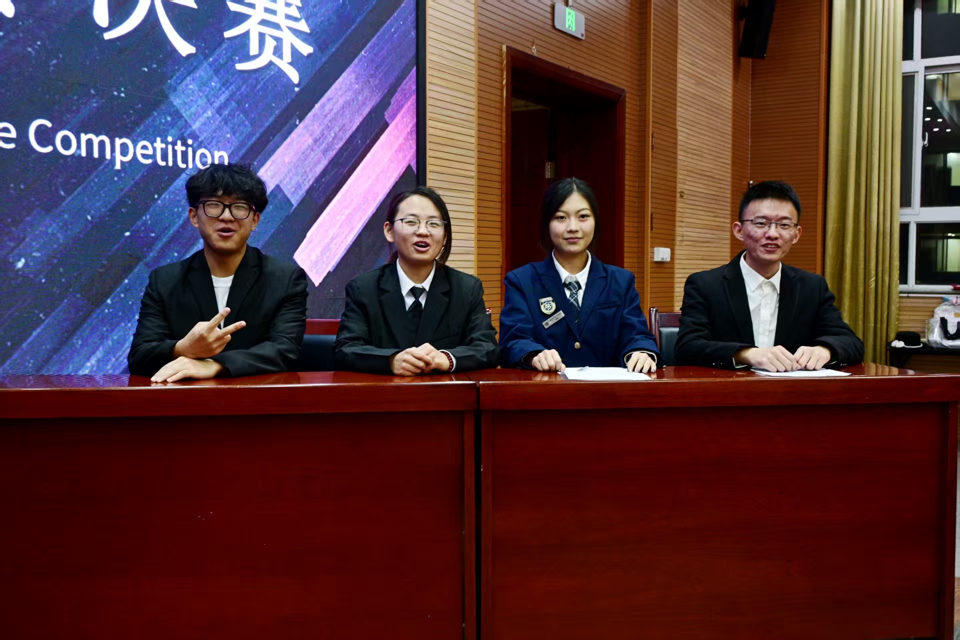 图为反方四位辩手合影.jpg