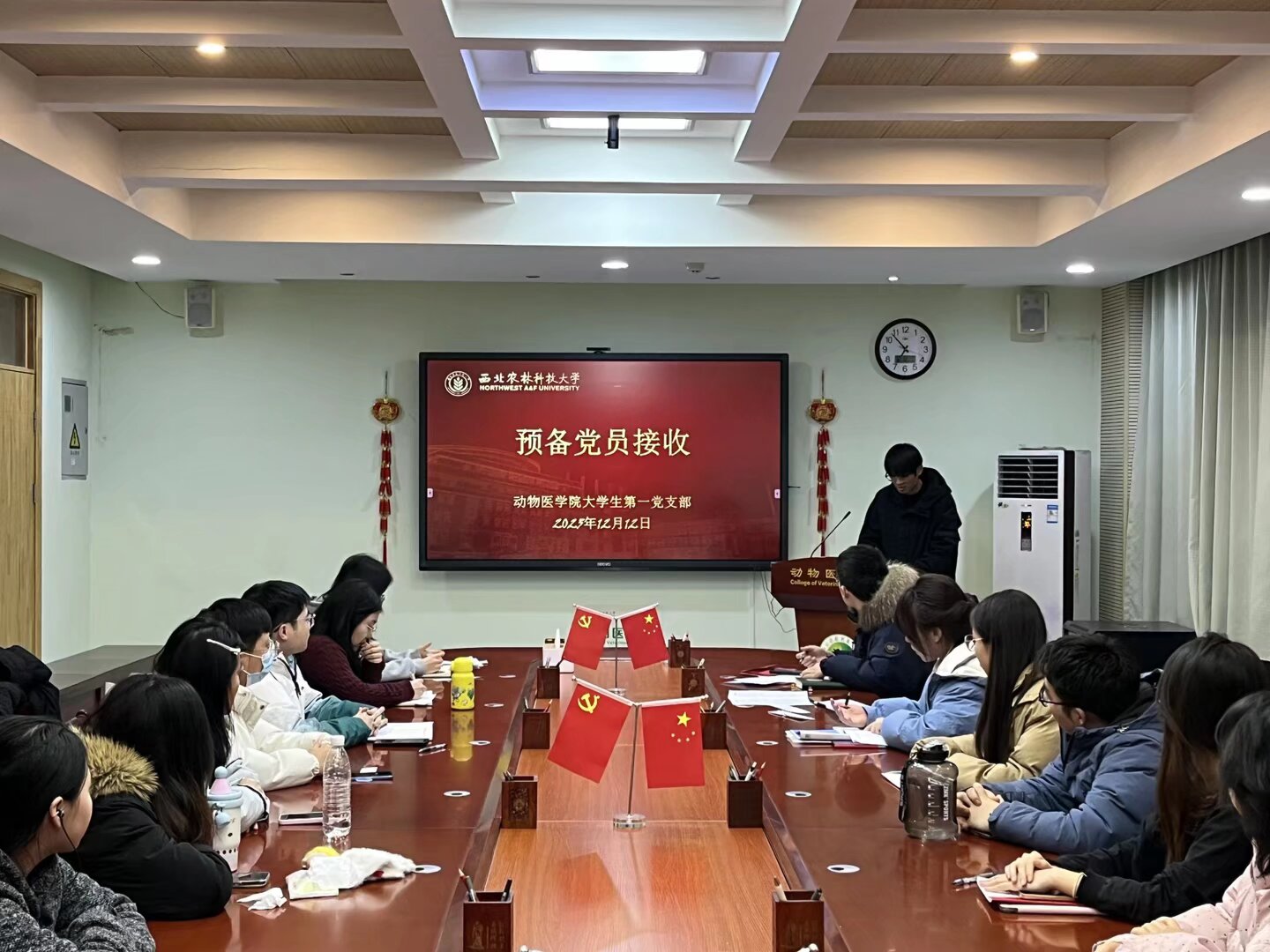 接收新预备党员.jpeg