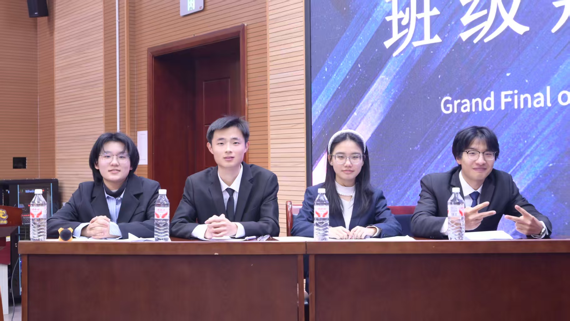 图为正方四位辩手合影.jpg