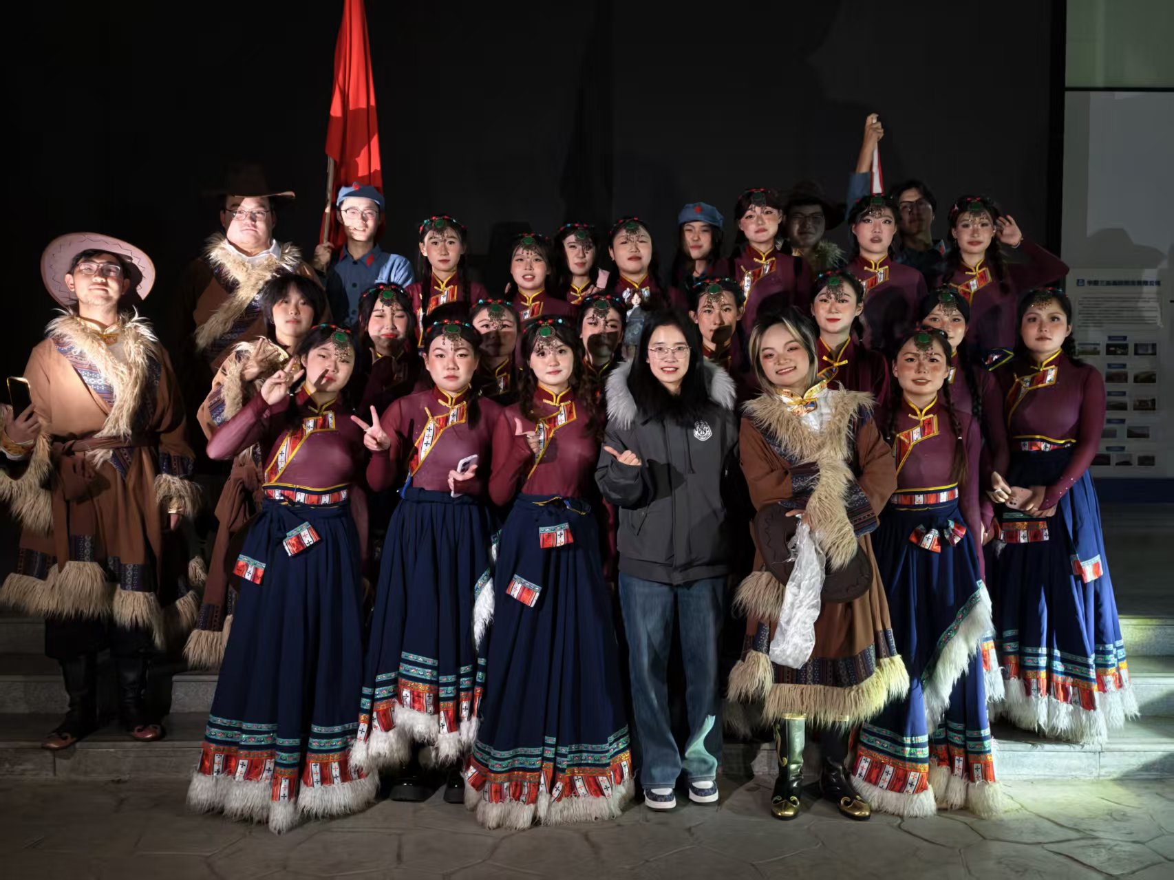 舞蹈队同学与辅导员史雪麦老师合影.jpg